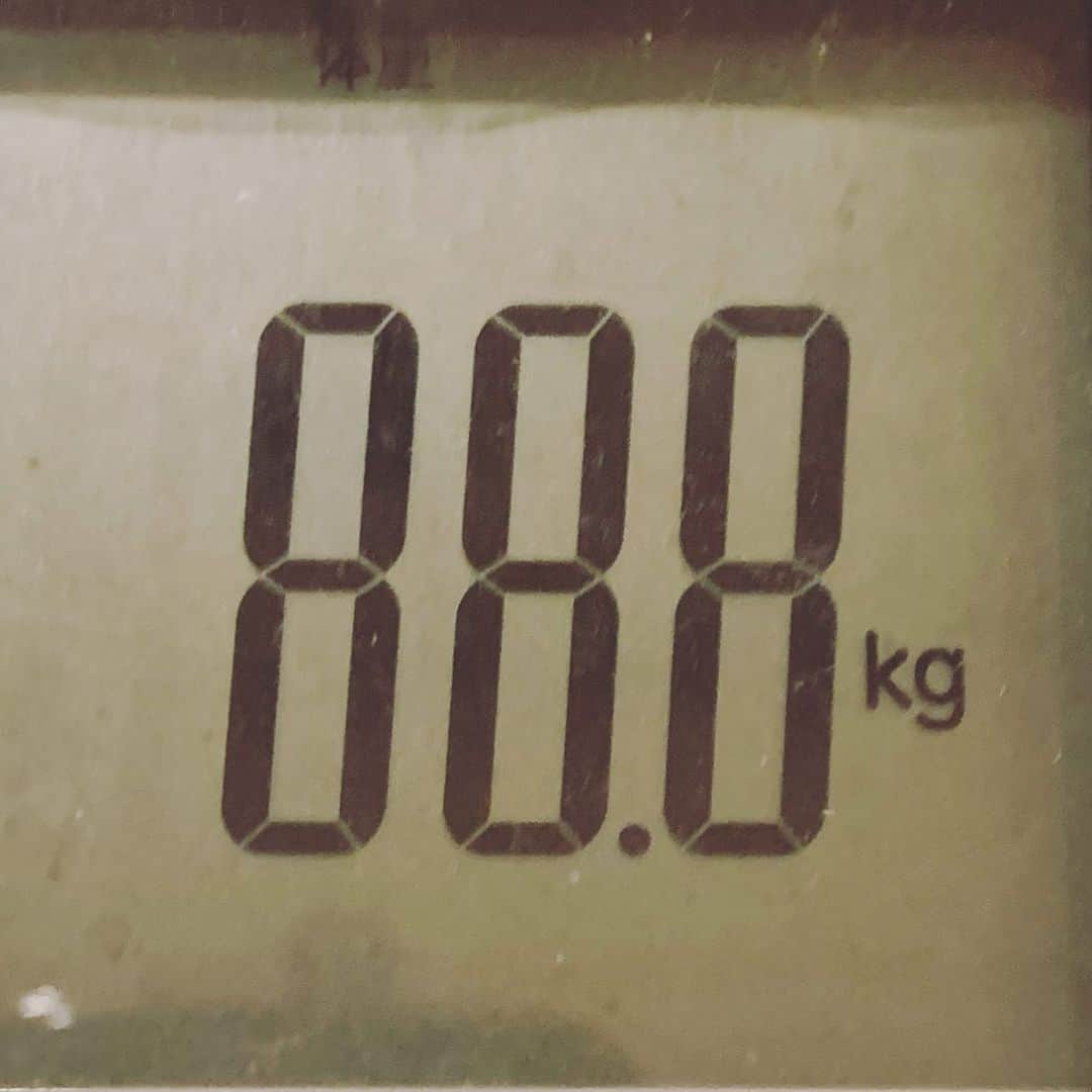松尾諭のインスタグラム：「12月あたま93キロ ↓ 稽古中おにぎりとお菓子食べ過ぎて96キロ ↓ 玄米食に変えて92キロ ↓ 幕が開けて踊りすぎていまここ。八並びで縁起がいい。 #アルトゥロ・ウイの興隆」