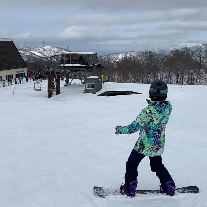 のインスタグラム：「ようやく山に雪が降ってきた☃️❄️ 喜びの踊り💓 . . #japan #snow #snowboard  #snowboarding #snowsurf #winter  #mountain #outdoor #nature #beautiful #goodday #winterwonderland #trip #travel #japow #powder #powday #GoPro #スノボ #スノーボード #雪 #山 #新潟 #かぐらスキー場」