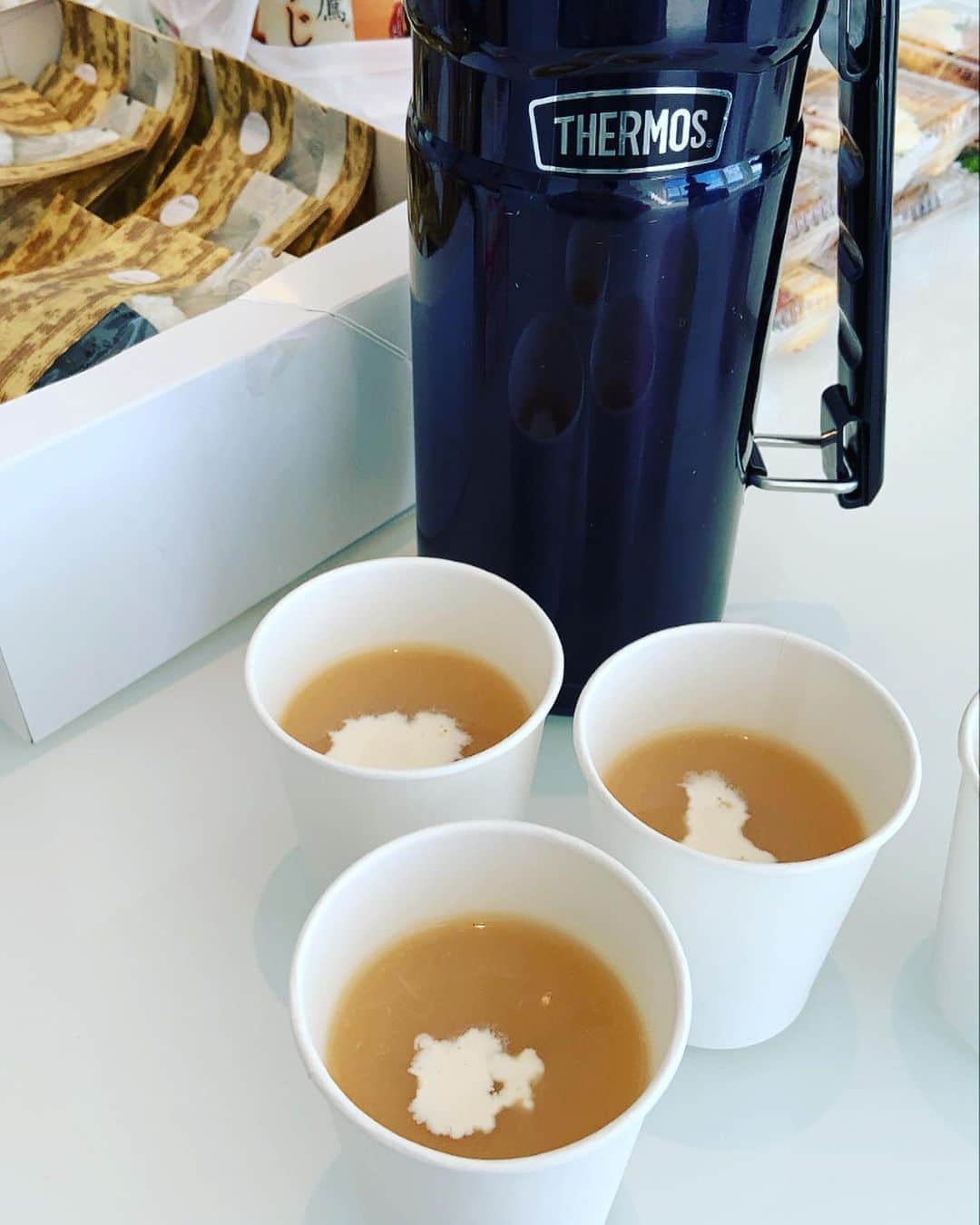 のインスタグラム：「日曜日のロケ。せっかく葉山に来たから晴れてよかった。今日のスープはカリフラワー。たまには旬の野菜を投入。 海を眺めながら熱々のスープ、いい感じ。 #差し入れ #カリフラワーのポタージュ  #スープストックアリコ」