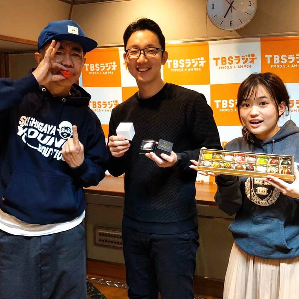 eguchikazuakiのインスタグラム：「おはようございます☀ 今日も天気が良くてお出かけ日和🔥  昨日は久々に朝5時から赤坂に行きました、デリーモ前を無駄に通り、、、🤣 TBSラジオ『木梨の会』生放送。 ストーリーは赤坂でした。 ・ 少しだけ生放送にチョコレートを持ってお邪魔しましたよ、ラジオを聴いてくださった方から連絡をもらいました。 インスタで皆さんと繋がれるSNSの凄さを感じます‼️ ・ 木梨さんはデリーモ京都限定のくちびる型ショコラ【舞妓ショコラ】を気に入ってくださいました、なんかやれそうな予感👍 TBS篠原アナはベースを弾きながらラジオに参加されていました、デリーモのチョコレートをプレゼント🎁  ぜひラジオを聴いてくださいね、ラジコで後からでも聴けますよ😊 GYAO! でもパフェの企画が見れます。 テンション上げて次もやります、バレンタイン企画‼️ 2.11はラジオエキスポ📻だよ。  まだまだショコラティエとして木梨の会の皆さんとお仕事させていただきます👋🏻 ・ #delimmo #デリーモ #ラジオ #木梨憲武 #木梨の会 #木梨の貝 #篠原梨菜 #生放送 #ラジコ #チョコレート#バレンタイン #なんかやる #なにをやるの #パティシエ#ショコラティエ #早起きだ #gyao #見てね #チョコレートプレゼント #ラジオエキスポ #goproのある生活 #goprohero8 #撮影中」
