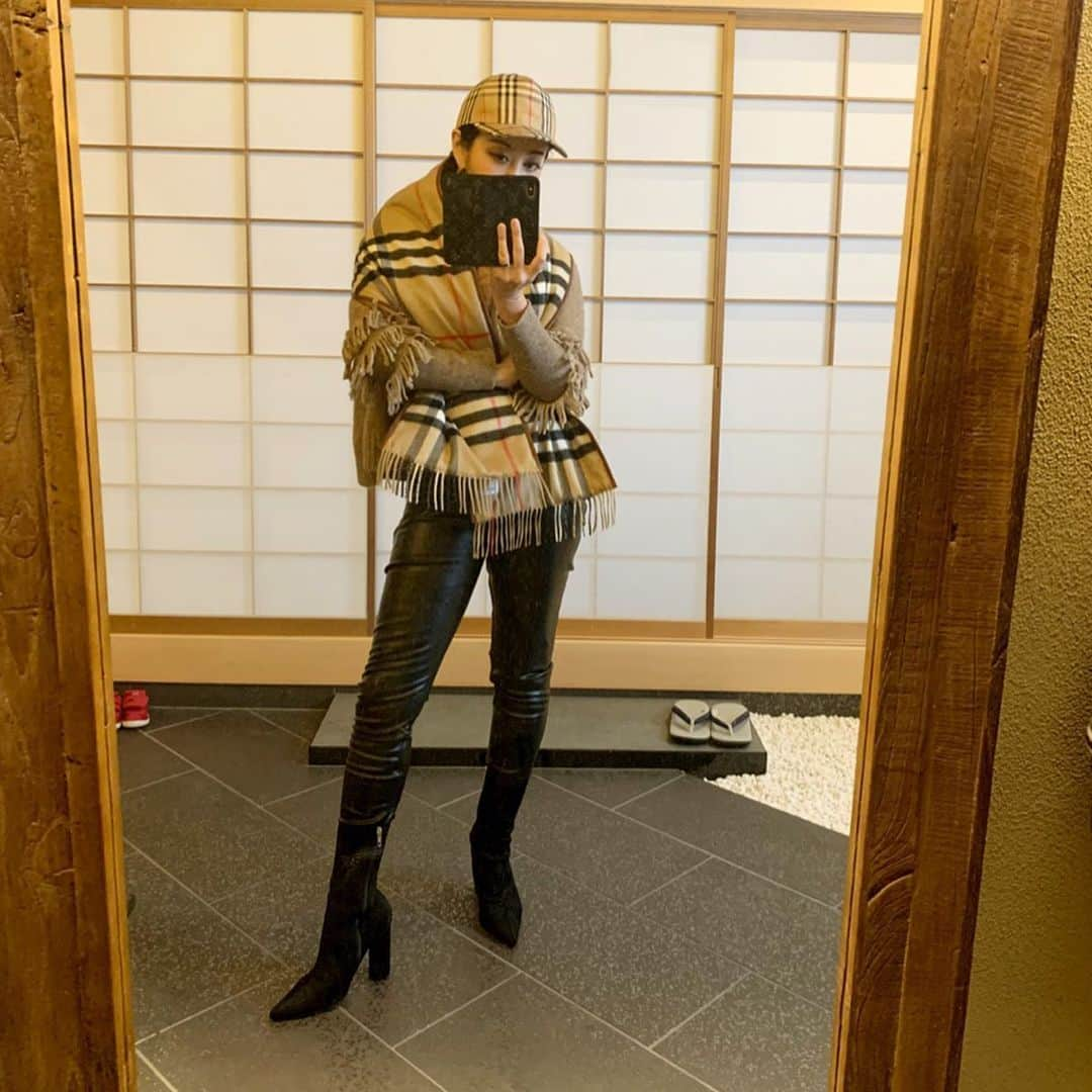 PINKYさんのインスタグラム写真 - (PINKYInstagram)「mood🌰🐿🤎 . 冬のお気に入り尽くし#ootd ⛄️ . @burberry チェックのキャップとあったか〜いショールは身につけるだけでキュンとする、大好き🧣❤️ . @badonkadonk_wandw のレザー風パンツも暖かい🖤 .  昨年から愛用している @grench_official のニットと @yelloshoes_official のブーツは今年も定番アイテムです👢🧶💫 ・・・ ・・・ #love #happy #family #mamalife #momlife #ootd #mood #momsoutfit  #burberry #badonkadonk #grench #yelloshoes」2月2日 20時04分 - shanti_pinky_shanti