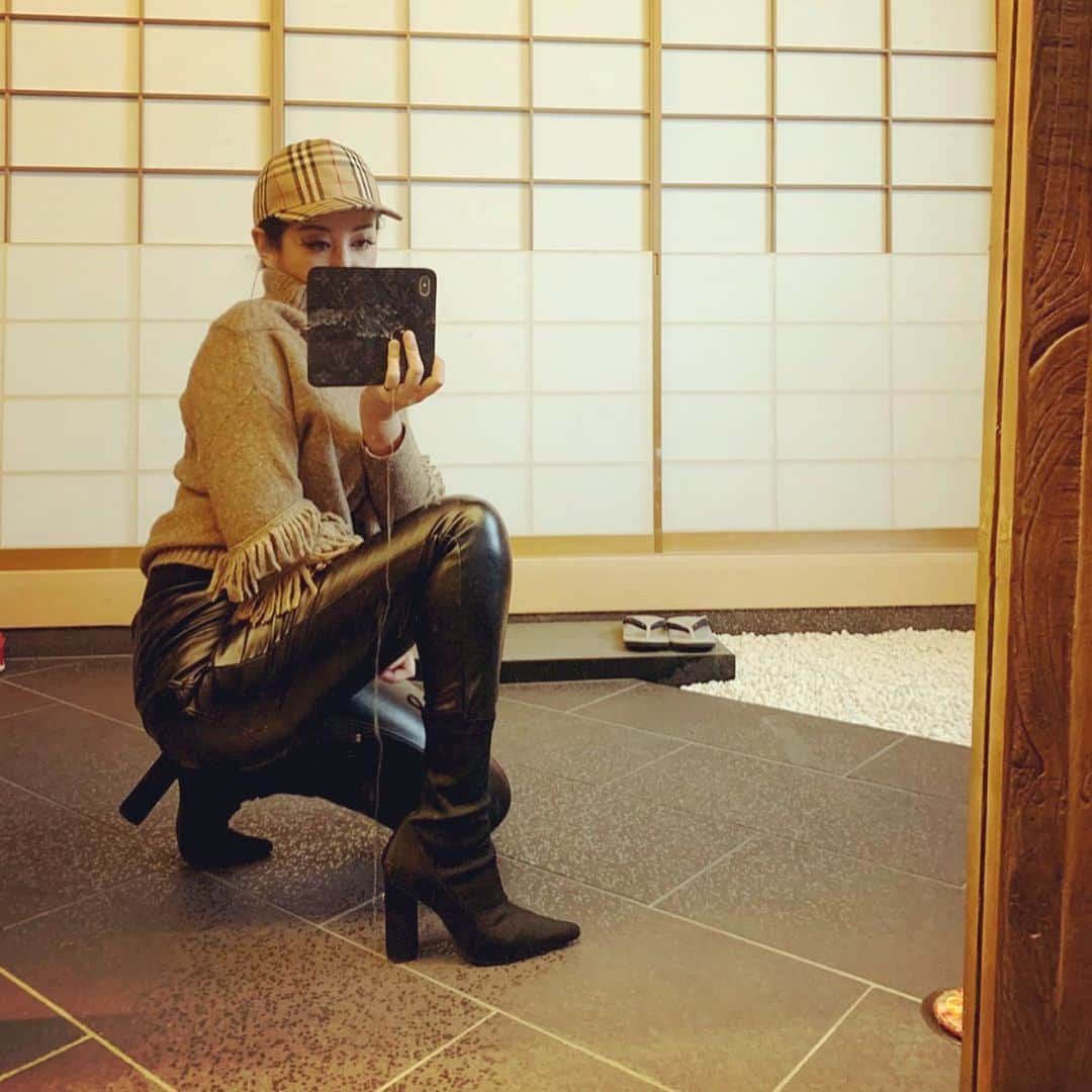 PINKYのインスタグラム：「mood🌰🐿🤎 . 冬のお気に入り尽くし#ootd ⛄️ . @burberry チェックのキャップとあったか〜いショールは身につけるだけでキュンとする、大好き🧣❤️ . @badonkadonk_wandw のレザー風パンツも暖かい🖤 .  昨年から愛用している @grench_official のニットと @yelloshoes_official のブーツは今年も定番アイテムです👢🧶💫 ・・・ ・・・ #love #happy #family #mamalife #momlife #ootd #mood #momsoutfit  #burberry #badonkadonk #grench #yelloshoes」