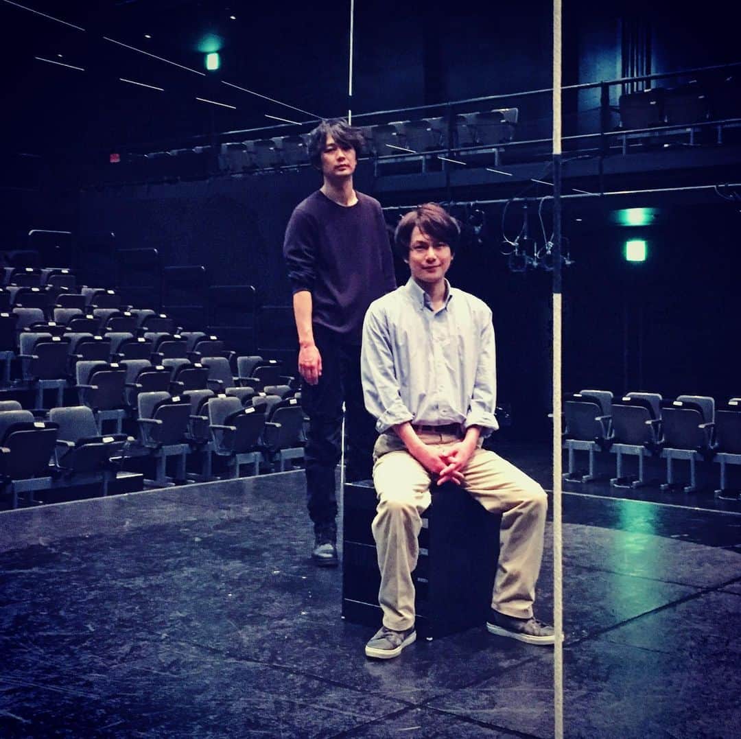 小林且弥さんのインスタグラム写真 - (小林且弥Instagram)「千秋楽。ご来場いただいた皆様、ありがとうございました。  平野良との格闘の日々が終焉。  とてもしんどくてとても心地よかった。  良と演れてほんとに良かった。。 #新国立小劇場 #ウエアハウス-double- #鈴木勝秀」2月2日 18時40分 - kobakatsu_1210