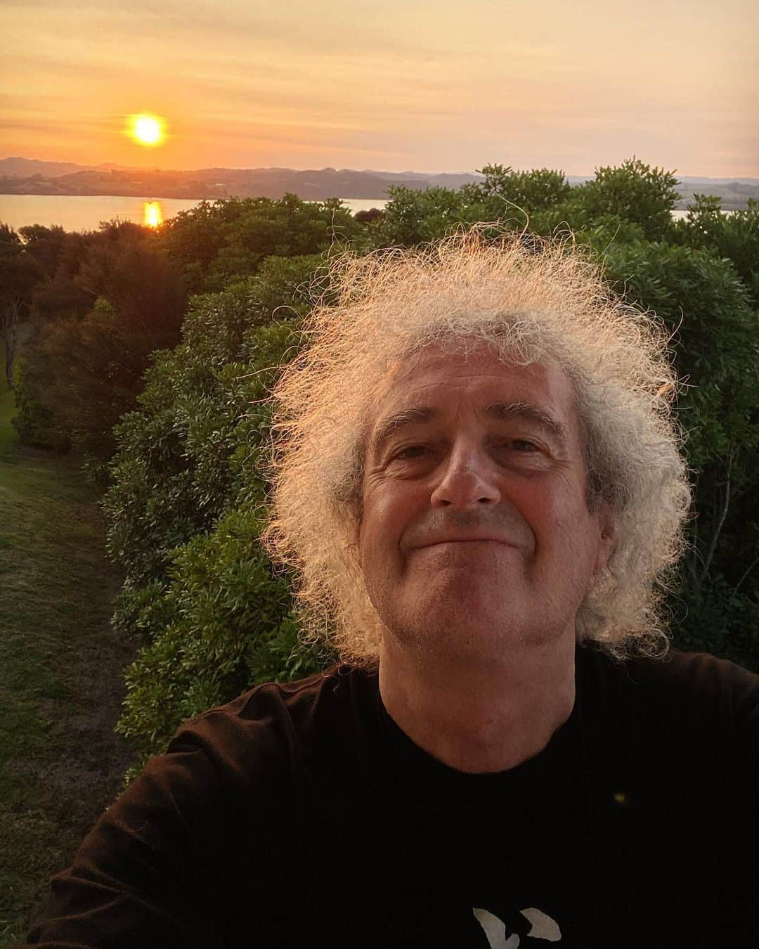 ブライアン・メイさんのインスタグラム写真 - (ブライアン・メイInstagram)「As the Sun goes down .... thinking of you .... Bri  X」2月2日 18時32分 - brianmayforreal