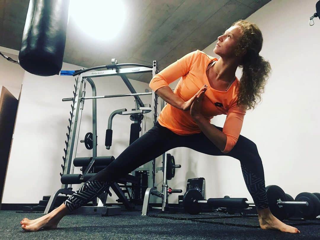 カテリナ・シニアコバさんのインスタグラム写真 - (カテリナ・シニアコバInstagram)「Some yoga retreat after gym session 🥰 share your ways of finishing your workout 👇🏻」2月2日 18時42分 - siniakovakaterina
