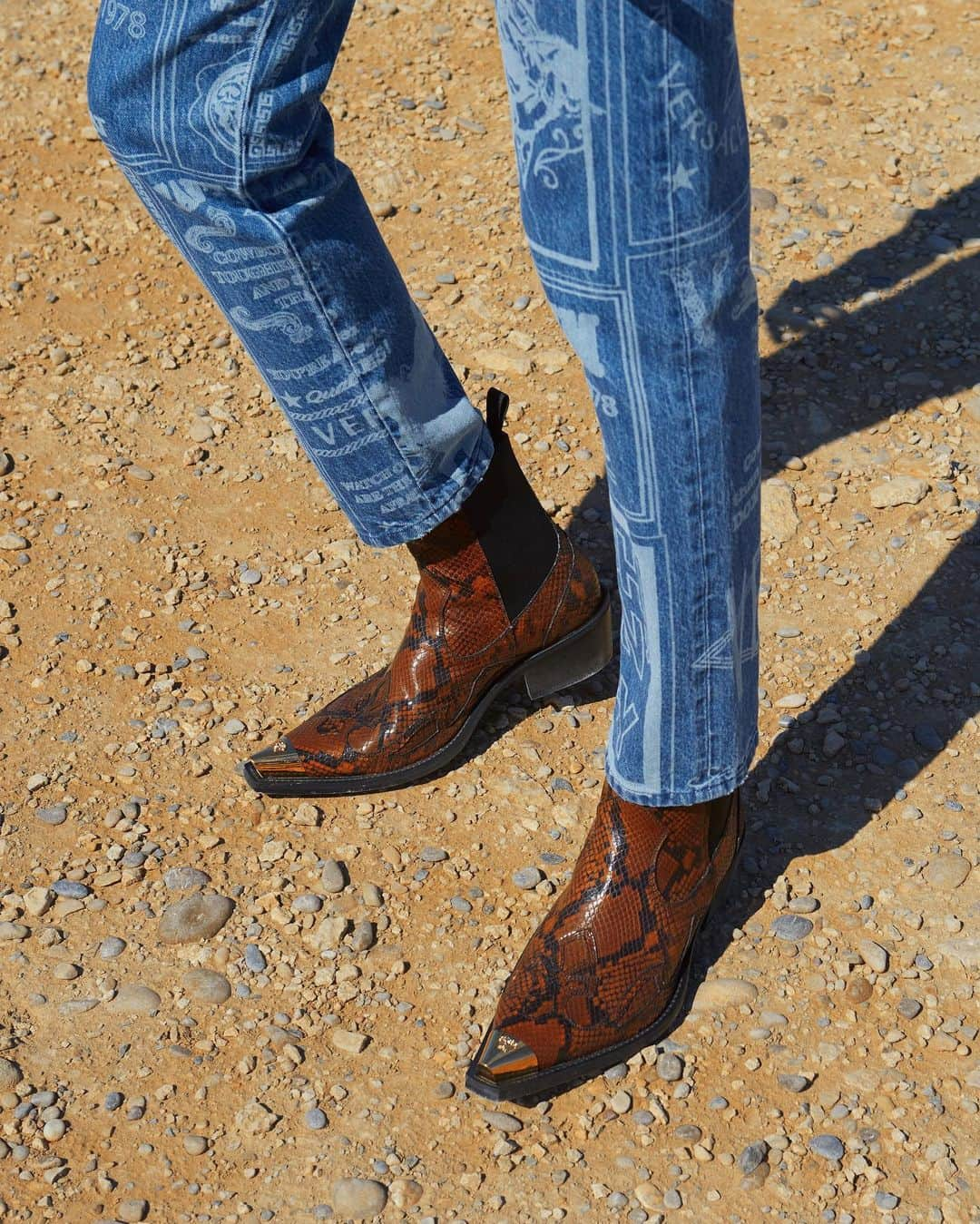 ジャンニヴェルサーチさんのインスタグラム写真 - (ジャンニヴェルサーチInstagram)「In the #VersaceCruise20 Collection, printed denim is paired with snake-effect Western boots. Discover the latest arrivals at the link in bio.」2月2日 18時43分 - versace