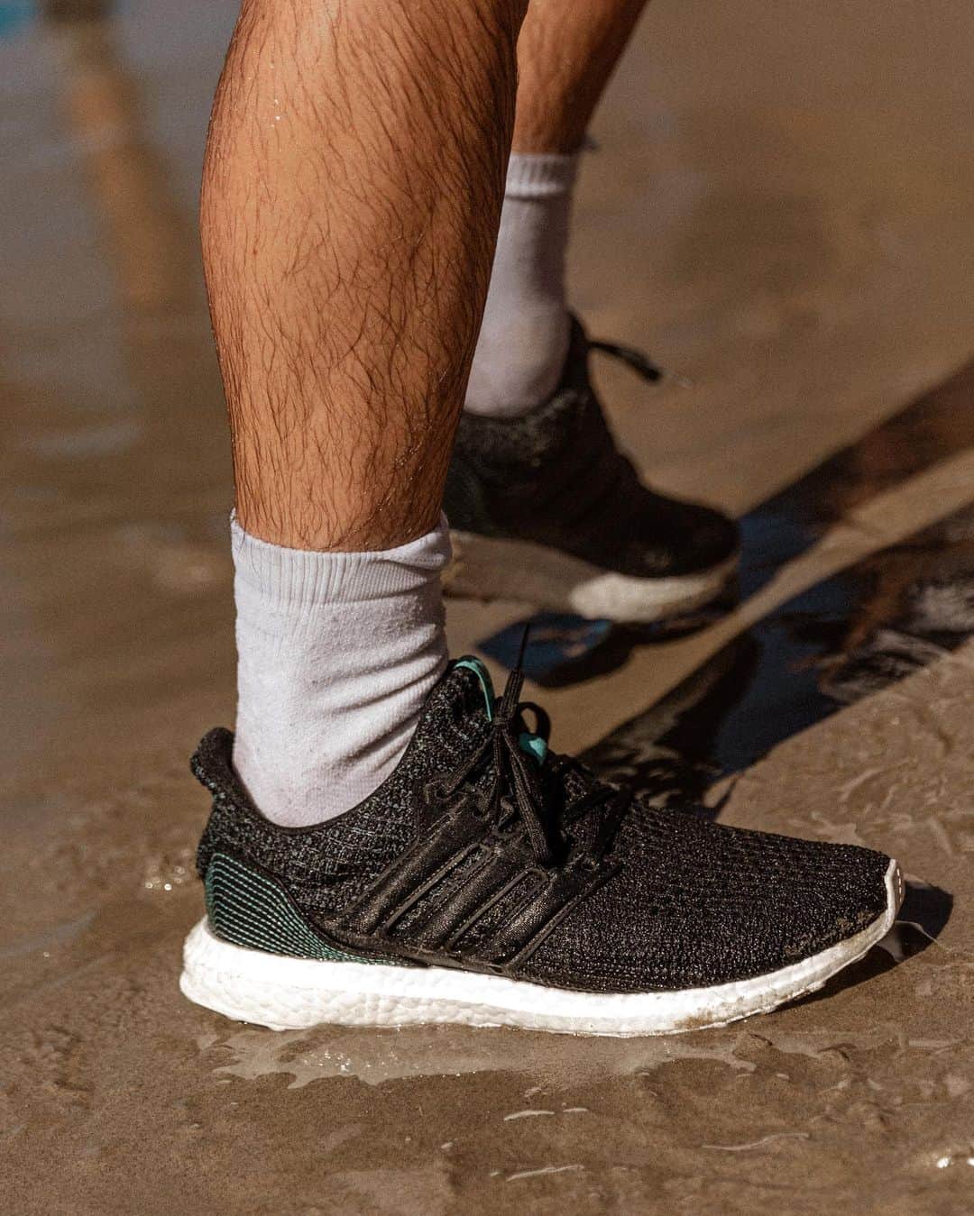 adidas Runningさんのインスタグラム写真 - (adidas RunningInstagram)「When your cause is global, individual limits can’t stop you.⁣ ⁣⁣ ⁣ Meet @sambencheghib. On July 26th, Sam put the Atlantic Ocean at his back in New York City and started a 3,000 mile run across America.⁣ ⁣⁣ ⁣ Using running as his vehicle for change, Sam raised awareness around the plastic pollution crisis in 13 states, hosting 8,000+ face-to-face meetings to inspire and educate that - whilst seeming impossible from the starting line - anything is achievable.⁣ ⁣⁣ ⁣ Today, as Sam reached his finish line in Los Angeles, at the edge of the Pacific Ocean, he inspires thousands more to make it their starting line in the fight against marine plastic.⁣ ⁣⁣ ⁣ Thank you, Sam.⁣ ⁣⁣ ⁣ @makeachange.world @parley.tv #Ocean2Ocean⁣⁣ --⁣ #running #adidas #adidasrunning」2月2日 18時45分 - adidasrunning