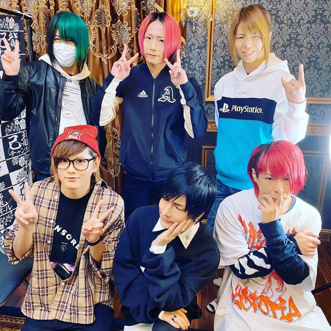 己龍のインスタグラム：「📺己龍チャンネル更新中📺 なるチャンネルのなるみさんとコラボしました。ありがとうございました✨ 👉己龍チャンネル https://youtu.be/GpvmPttotb8 👉なるチャンネル https://youtu.be/-Y5qcQDI05I  #己龍 #kiryu #黒崎眞弥 #酒井参輝 #九条武政 #一色日和 #遠海准司 #己龍チャンネル #なるチャンネル にも己龍メンバー登場してますよ #日和んのガンバリを是非」