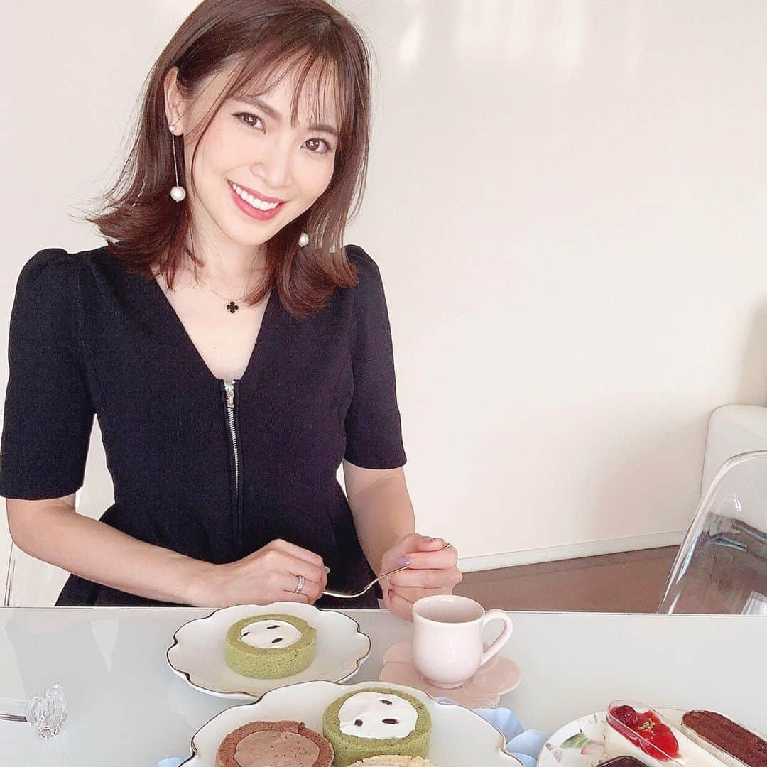 山下美咲のインスタグラム：「. 休日はお家でゆっくりスイーツを堪能🍰💕 . こちらのスイーツは「24/7ワークアウト」から発売された全商品糖質10g以下の低糖質スイーツ♡  @247deli . 低糖質とな思えないほど普通のスイーツの甘みと変わらない😳 管理栄養士監修で糖質を制限しながら、美味しい甘みを感じられて満足度が高いです💕 . 冷蔵で届くのでストックすることもできて ご褒美タイムに食べたくなる🥰 宇治抹茶のロールケーキはふんわりスポンジとクリームが相性よくて1番好きでした♡ . . #247deli#247workout#低糖質 #低糖質スイーツ#ロカボ#ロカボスイーツ#糖質制限#糖質制限ダイエット#ダイエット#PR#スイーツ#ご褒美スイーツ」