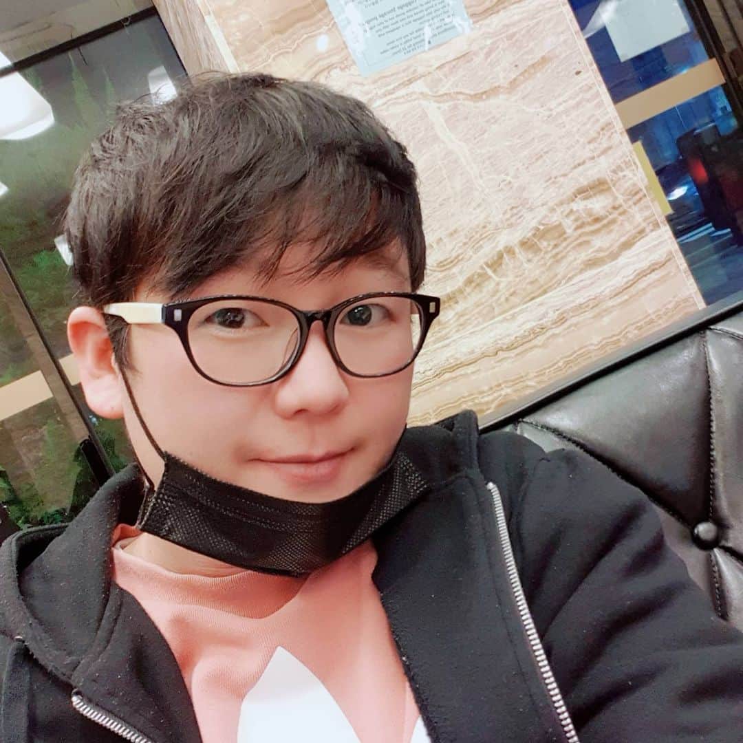 キム・ガンヒョンのインスタグラム：「무지형을 기다리며~~ 호텔로비~~^^ 부산은 뭔가 운치있어서 좋네」