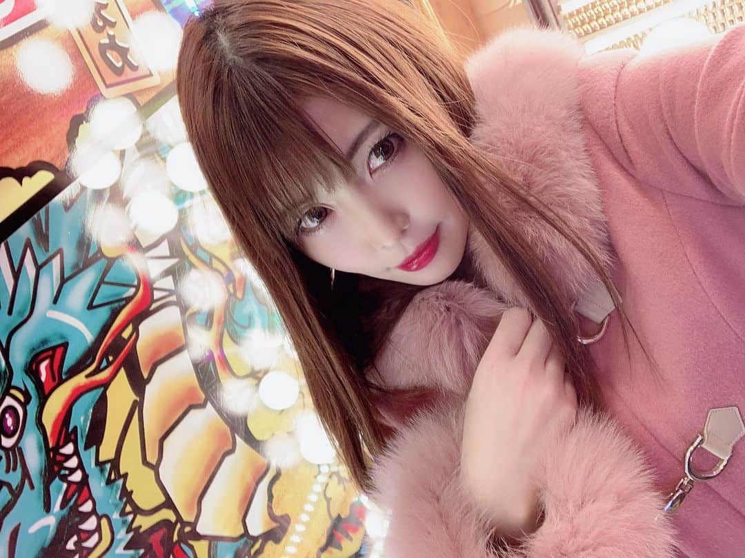 新村あかりのインスタグラム：「バブリーなタピオカ屋さんの前通った（買ってない）」