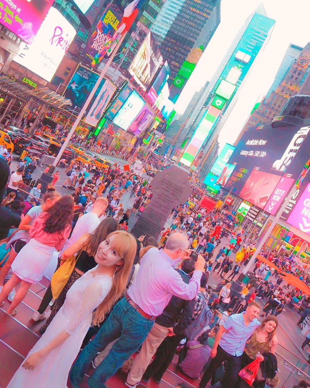 はるみんのインスタグラム：「.·˖*✩﻿ ﻿ ニューヨークといえば﻿ タイムズスクエア🇺🇸🗽﻿ ﻿ ﻿ 私が立っているこちらは﻿ ‘’赤い階段”と呼ばれ、千人ほど座れる﻿ パブリックスペースになっていて﻿ タイムズスクエアを一望できます🦸‍♀️⭐️﻿ ﻿ ﻿ キラキラ眩しい﻿ たくさんの看板と﻿ 世界中から集まってくる﻿ たくさんの観光客🥰🌃✨﻿ ﻿ ﻿ TVや雑誌でみていた景色は﻿ パワーで溢れていました💕🦄﻿ ﻿ ﻿ ﻿ 📍Times Square(ニューヨーク)﻿ ﻿ ﻿」