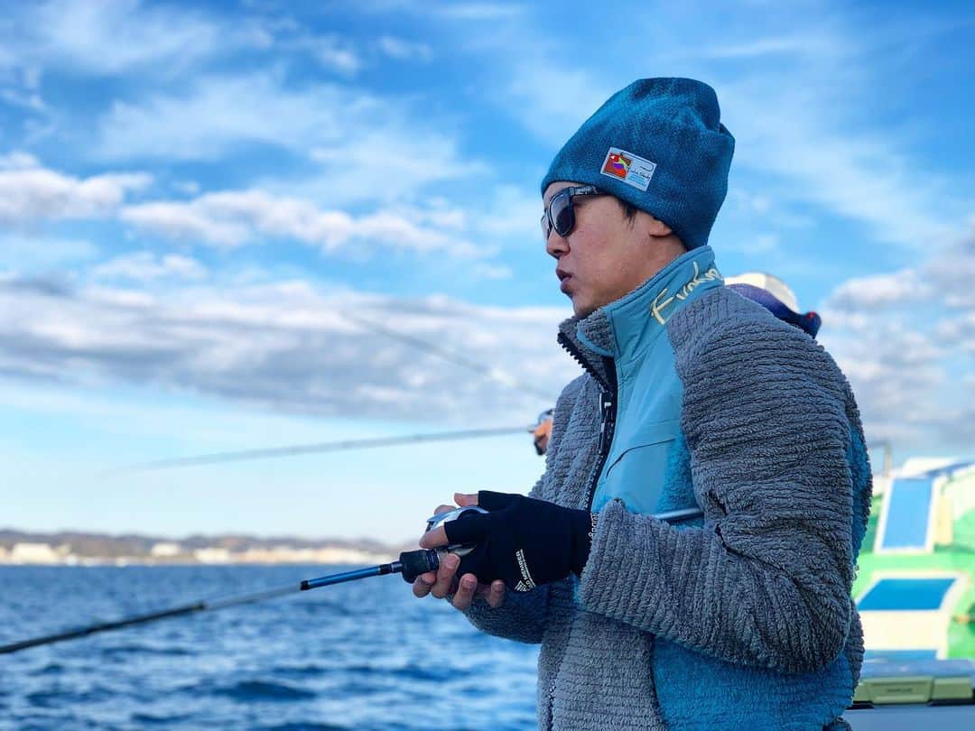 金子貴俊のインスタグラム：「本日は人生初めてのカワハギ釣りへ🎣 中々の渋さでデビュー戦は カワハギ0😭 でも、天気も良くて穏やかな海で とっても気持ちよかったー！！ また、近いうちにリベンジだな！！ #outdoorlife#アウトドア#outdoor#nature #釣り#釣り好き#カワハギ#フィッシング#fishing#fishinglife #fishingfan#フィンチ#fin_ch」