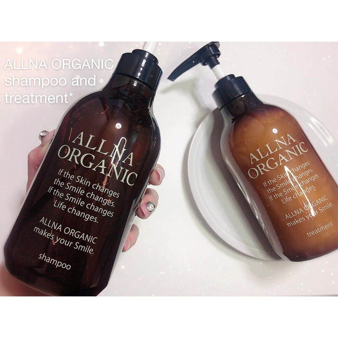 rinaのインスタグラム：「@allna_organic #allnaorganic #オルナオーガニック #シャンプー #トリートメント . オーガニックとサロン品質の いいトコどりヘアケア💐 . 7つのオーガニック認証成分を使用！ 香りも、ティーツリー葉油やラベンダー油･オレンジ皮油など、天然精油が使われています🍃 ビタミンC誘導体･ヒアルロン酸などの美容成分も配合されていて、指通り･使い心地もバッチリ◎ . 合成香料･合成着色料･紫外線吸収剤･鉱物油→不使用！ノンパラベン･ノンサルフェートですです！！！ . 500mlのたっぷりサイズと とにかく香りが良いので、 見つけたら是非使ってみてね🧚‍♀️ . #ヘア #ヘアー #ヘアケア #ヘアアレンジ #ヘアスタイル #サロン #オーガニック #オーガニックコスメ #ナチュラル #ナチュラルコスメ #コスメ #ビューティー #アロマ #精油 #美容 #化粧 #化粧品 #美容院」