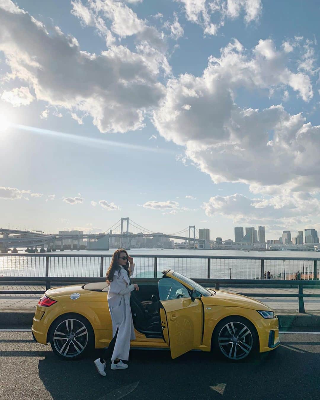 李 雨瀟さんのインスタグラム写真 - (李 雨瀟Instagram)「ドライブ🚗✨ . お天気が良い日に都内をぐるり。 湾岸エリアはやっぱり絶景だね!! ここの場所、大好き💕 私の癒しスポットなのだ😝 . 【Audi TT Roadster45 TFSI quattro】 @audijapan . 加速やスピード感、さすがはスポーツカーなので運転してる時が最高に気持ちいい〜✨✨ 1度乗ってしまうと虜になってしまう... 黄色のボディも派手かわでしょ❤️ . . . #drive #drivedate #driver  #audi #audiTT #car #ドライブ #アウディ #ドライブデート #爽快感 #エンジン音  #車好き #車女子 #スピード好き #PR」2月2日 18時58分 - yuisho_ri