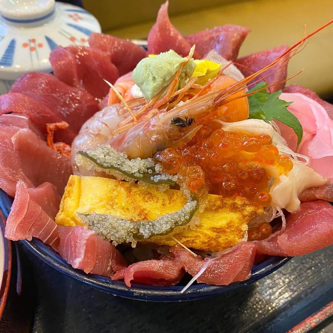朋未のインスタグラム：「行きたかったところ〜！ １枚目はスペシャル海鮮丼 ２枚目はもりだくさん海鮮丼(だったかな...) #仙石すし #名古屋グルメ #名古屋寿司 #海鮮丼 #海鮮丼ランチ #名古屋市 #sushi #sushilovers」