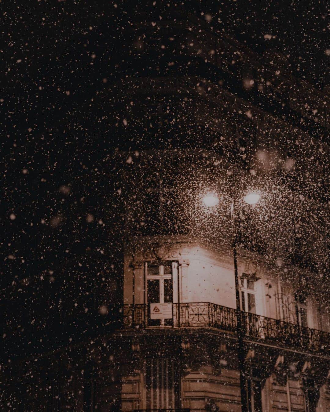 Putri Anindyaさんのインスタグラム写真 - (Putri AnindyaInstagram)「a hope for snow // as magical as it looks, that’s how snowfall gave me the impression. This is photos from a couple of hours snowfall in Paris from December 2017, just couple days before I went back to Indonesia. You might seen these pictures already but i don’t repost a lot of picts so hope you’re okay with these. Today I kinda hope for the same magic thing but I know it will not happen this time. Usually the snow will happen just the time when I go back to Indonesia, which is something unfortunate for me. Yet, i’m thankful enough to record this moment in 2017. This city sure got more magical when the snow fall from the sky ❄️✨ So, which slide(s) is (are) your favorite?」2月2日 19時08分 - puanindya