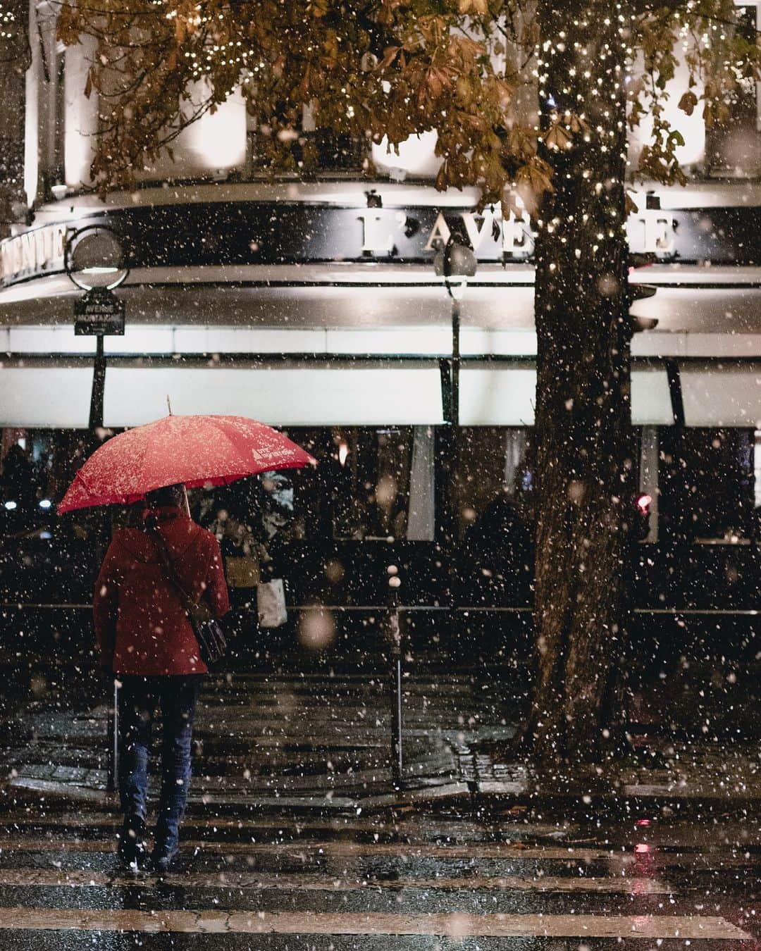 Putri Anindyaさんのインスタグラム写真 - (Putri AnindyaInstagram)「a hope for snow // as magical as it looks, that’s how snowfall gave me the impression. This is photos from a couple of hours snowfall in Paris from December 2017, just couple days before I went back to Indonesia. You might seen these pictures already but i don’t repost a lot of picts so hope you’re okay with these. Today I kinda hope for the same magic thing but I know it will not happen this time. Usually the snow will happen just the time when I go back to Indonesia, which is something unfortunate for me. Yet, i’m thankful enough to record this moment in 2017. This city sure got more magical when the snow fall from the sky ❄️✨ So, which slide(s) is (are) your favorite?」2月2日 19時08分 - puanindya