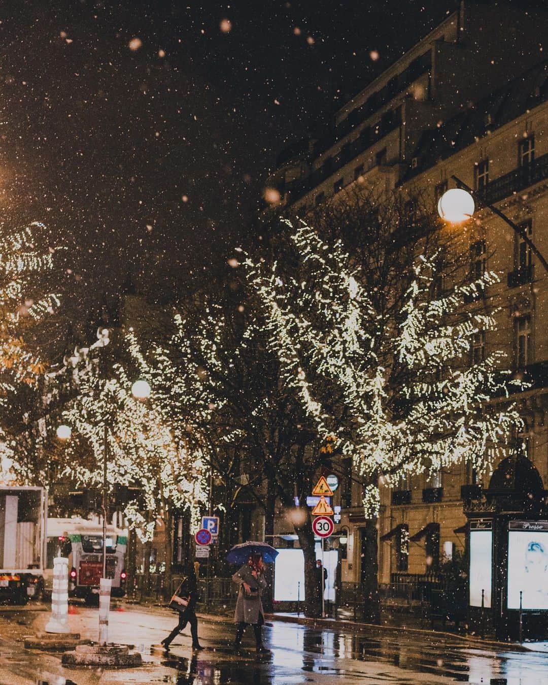 Putri Anindyaさんのインスタグラム写真 - (Putri AnindyaInstagram)「a hope for snow // as magical as it looks, that’s how snowfall gave me the impression. This is photos from a couple of hours snowfall in Paris from December 2017, just couple days before I went back to Indonesia. You might seen these pictures already but i don’t repost a lot of picts so hope you’re okay with these. Today I kinda hope for the same magic thing but I know it will not happen this time. Usually the snow will happen just the time when I go back to Indonesia, which is something unfortunate for me. Yet, i’m thankful enough to record this moment in 2017. This city sure got more magical when the snow fall from the sky ❄️✨ So, which slide(s) is (are) your favorite?」2月2日 19時08分 - puanindya