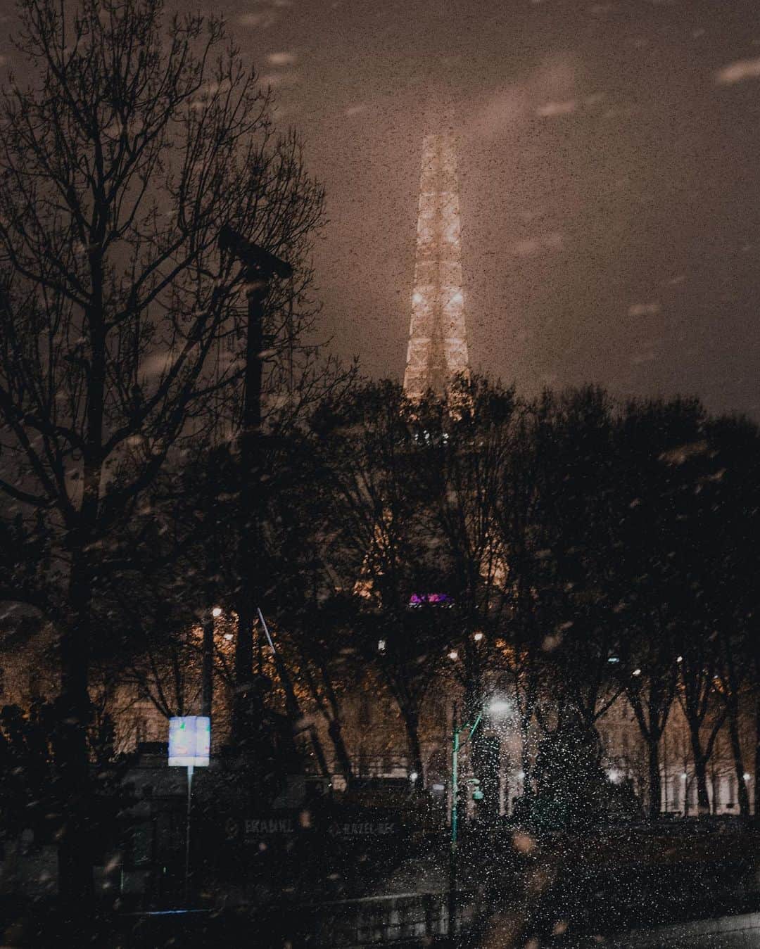 Putri Anindyaさんのインスタグラム写真 - (Putri AnindyaInstagram)「a hope for snow // as magical as it looks, that’s how snowfall gave me the impression. This is photos from a couple of hours snowfall in Paris from December 2017, just couple days before I went back to Indonesia. You might seen these pictures already but i don’t repost a lot of picts so hope you’re okay with these. Today I kinda hope for the same magic thing but I know it will not happen this time. Usually the snow will happen just the time when I go back to Indonesia, which is something unfortunate for me. Yet, i’m thankful enough to record this moment in 2017. This city sure got more magical when the snow fall from the sky ❄️✨ So, which slide(s) is (are) your favorite?」2月2日 19時08分 - puanindya
