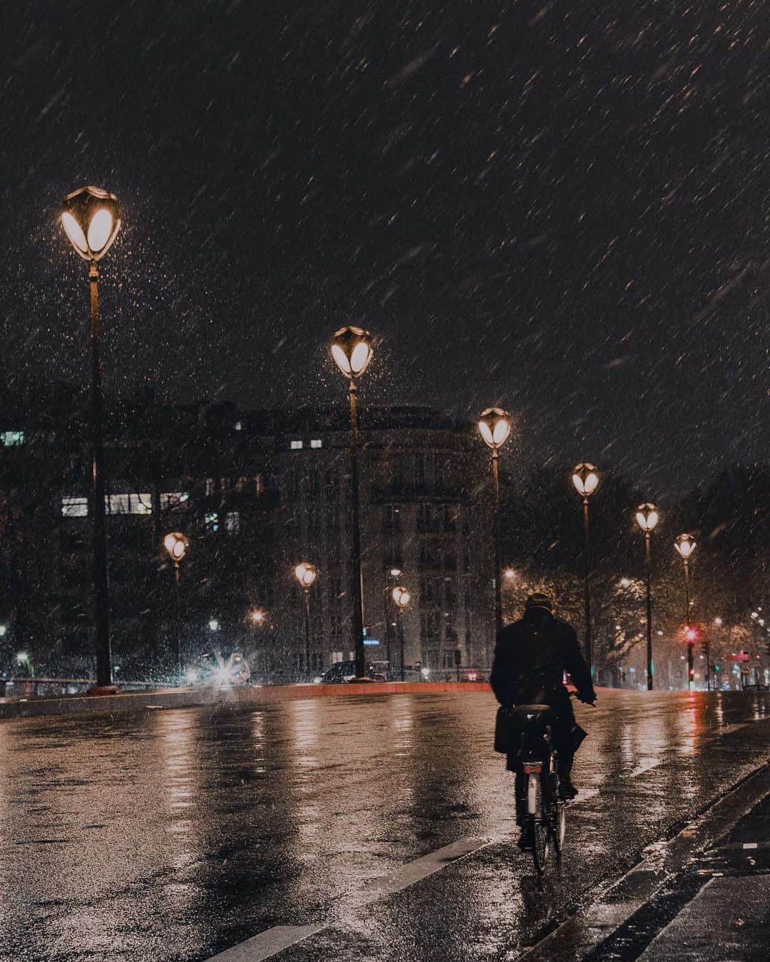 Putri Anindyaさんのインスタグラム写真 - (Putri AnindyaInstagram)「a hope for snow // as magical as it looks, that’s how snowfall gave me the impression. This is photos from a couple of hours snowfall in Paris from December 2017, just couple days before I went back to Indonesia. You might seen these pictures already but i don’t repost a lot of picts so hope you’re okay with these. Today I kinda hope for the same magic thing but I know it will not happen this time. Usually the snow will happen just the time when I go back to Indonesia, which is something unfortunate for me. Yet, i’m thankful enough to record this moment in 2017. This city sure got more magical when the snow fall from the sky ❄️✨ So, which slide(s) is (are) your favorite?」2月2日 19時08分 - puanindya