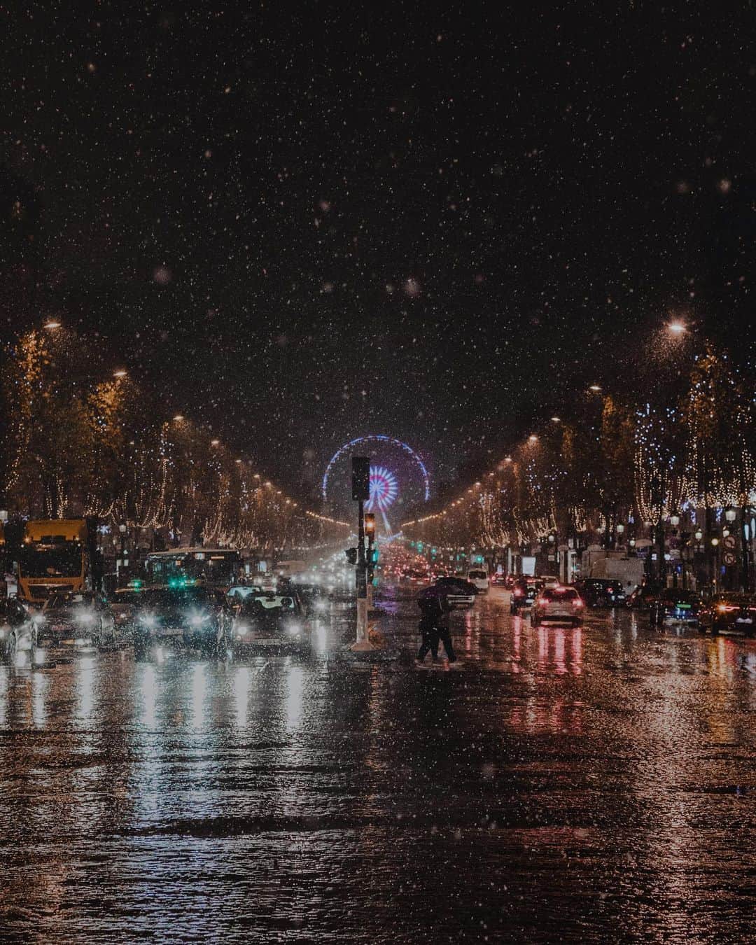 Putri Anindyaさんのインスタグラム写真 - (Putri AnindyaInstagram)「a hope for snow // as magical as it looks, that’s how snowfall gave me the impression. This is photos from a couple of hours snowfall in Paris from December 2017, just couple days before I went back to Indonesia. You might seen these pictures already but i don’t repost a lot of picts so hope you’re okay with these. Today I kinda hope for the same magic thing but I know it will not happen this time. Usually the snow will happen just the time when I go back to Indonesia, which is something unfortunate for me. Yet, i’m thankful enough to record this moment in 2017. This city sure got more magical when the snow fall from the sky ❄️✨ So, which slide(s) is (are) your favorite?」2月2日 19時08分 - puanindya