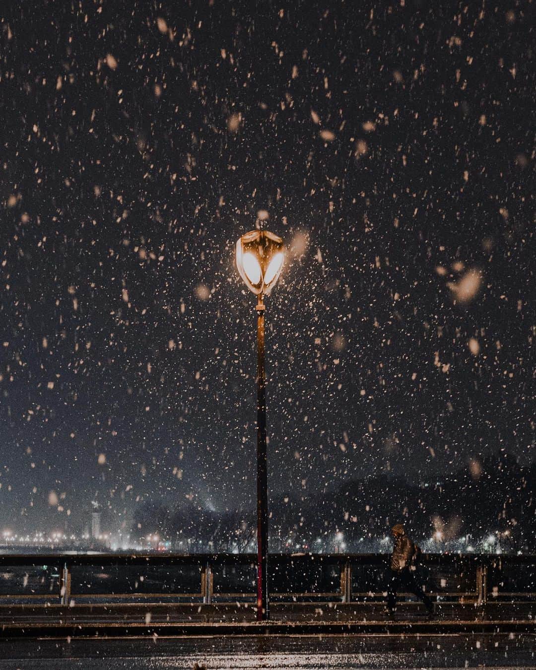 Putri Anindyaのインスタグラム：「a hope for snow // as magical as it looks, that’s how snowfall gave me the impression. This is photos from a couple of hours snowfall in Paris from December 2017, just couple days before I went back to Indonesia. You might seen these pictures already but i don’t repost a lot of picts so hope you’re okay with these. Today I kinda hope for the same magic thing but I know it will not happen this time. Usually the snow will happen just the time when I go back to Indonesia, which is something unfortunate for me. Yet, i’m thankful enough to record this moment in 2017. This city sure got more magical when the snow fall from the sky ❄️✨ So, which slide(s) is (are) your favorite?」