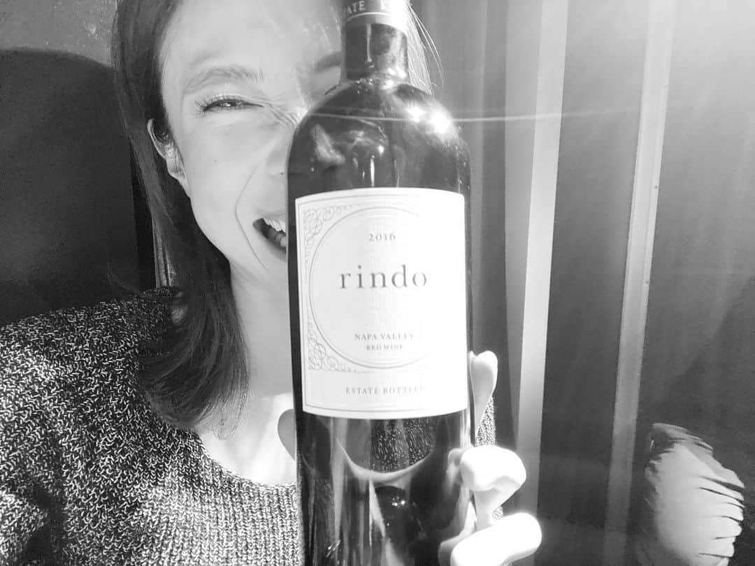 黒澤まさ美さんのインスタグラム写真 - (黒澤まさ美Instagram)「. この顔になる時は本当に楽しい時🥳 ちなみに記憶はあまり残っていないことが多いです。笑 . #selfie #happy #dinner #wine #winelover  #kenzoestate  #rindo #drunkselfie  #ワイン #ワイン好き  #ケンゾーエステート  #モノクロにハマってます #estate #kenzo」2月2日 19時12分 - masami_kurosawa