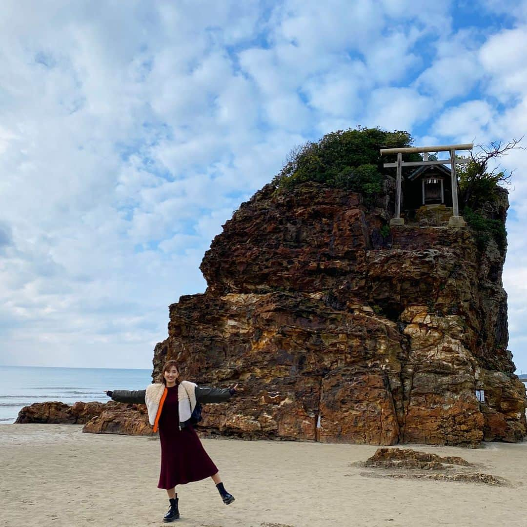 佐達ももこさんのインスタグラム写真 - (佐達ももこInstagram)「先日、初の島根県へ🗾❤️﻿ 弾丸女子旅してきました！﻿ ﻿ 念願の出雲大社🙏🙏🙏﻿ ずーっと行ってみたかった！！﻿ ﻿ 雨予報だったのに、出雲大社に着いたら﻿ 嘘みたいにパァァっと晴れたの☀️﻿ ﻿ 写真は稲佐の浜🌊﻿ 圧巻のロケーションと風格！﻿ 皆さんにストーリーでおすすめを﻿ 聞いて、行ってきたよ🥰﻿ ﻿ 海鮮も、お蕎麦も、ラーメンも﻿ ぜーんぶ美味しかったな🐟﻿ ﻿ 日本もまだまだ行ってみたいところだらけ🗻﻿ ﻿ #島根県#出雲大社#稲佐の浜」2月2日 19時12分 - sadamomodayo