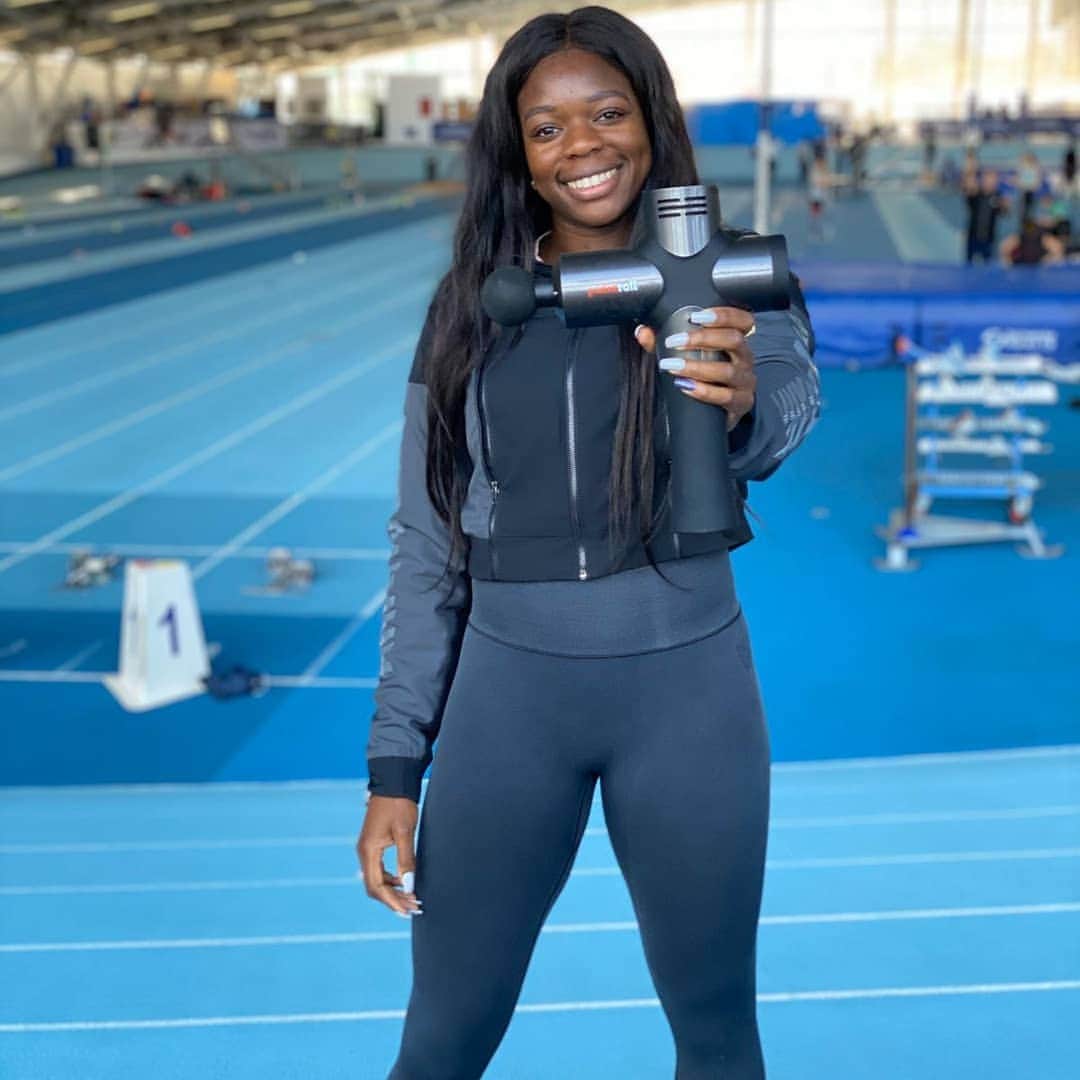 アシャ・フィリップのインスタグラム：「Happy Sunday Y'all ❤️🙏🏾 It's my #RestDay so a good time to shout-out @pulseroll for helping me with my recovery and training prep this winter 💪🏾💥 Their massage gun is A1 #PulseRoll #Training #Recovery」