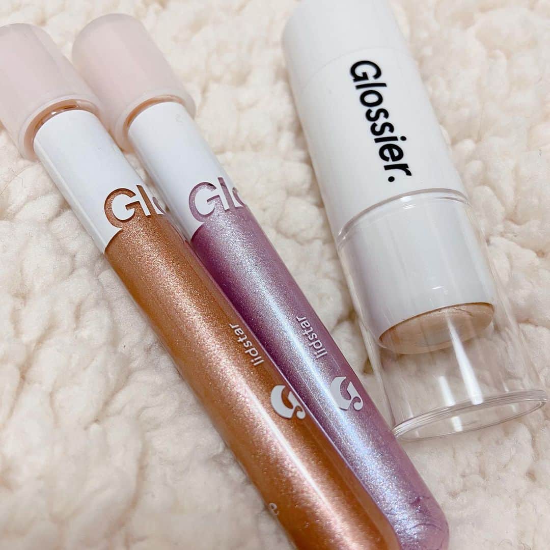 加納奈々美のインスタグラム：「いろんな人におすすめされた @glossier  リキッドアイシャドウとハイライト💜🤎 色味も質感も絶妙でかわいい〜〜〜」