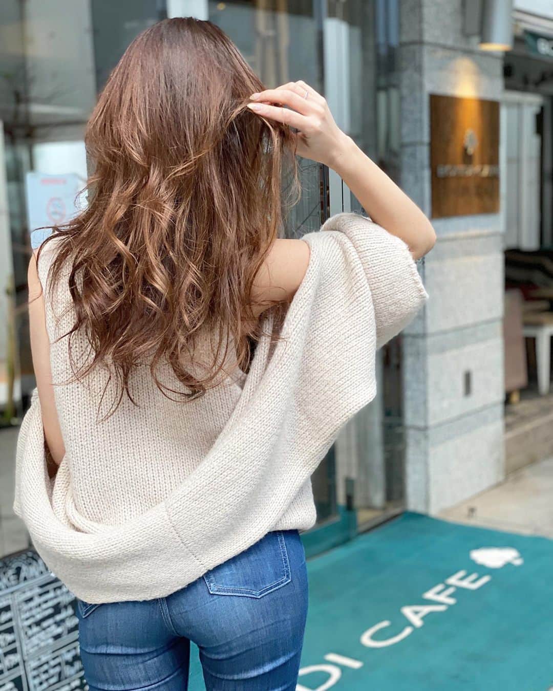 のインスタグラム：「イメチェンしました😆💖﻿ ﻿ 今回のNew hairは、グラデーション🤩👏❤️﻿ @takahiro_ueno1207 ﻿ ﻿ ﻿ ﻿ 透明感カラーの綺麗なお姉さん系グラデーション&バレイレージュ..という、私のわけわからないわがままな注文に、いつも最高の上品ヘアーをつくってくださるたったさん🥺😭❤️﻿ ﻿ ﻿ ﻿ 疲れが吹っ飛ぶペレくんのマッサージで癒されながら..❤️﻿ @pere_merry ﻿ ﻿ ﻿ ﻿ ﻿ いつもありがとうございます💗﻿ ﻿ ﻿ ﻿ ﻿ ﻿ ﻿ #newhair #merry #美容院 #カリスマ美容師 #メッシュ #メッシュカラー #ハイライト #透明感カラー #透明感 #透明感ヘア #ゴッドハンド #癒し #バレイアージュ﻿」