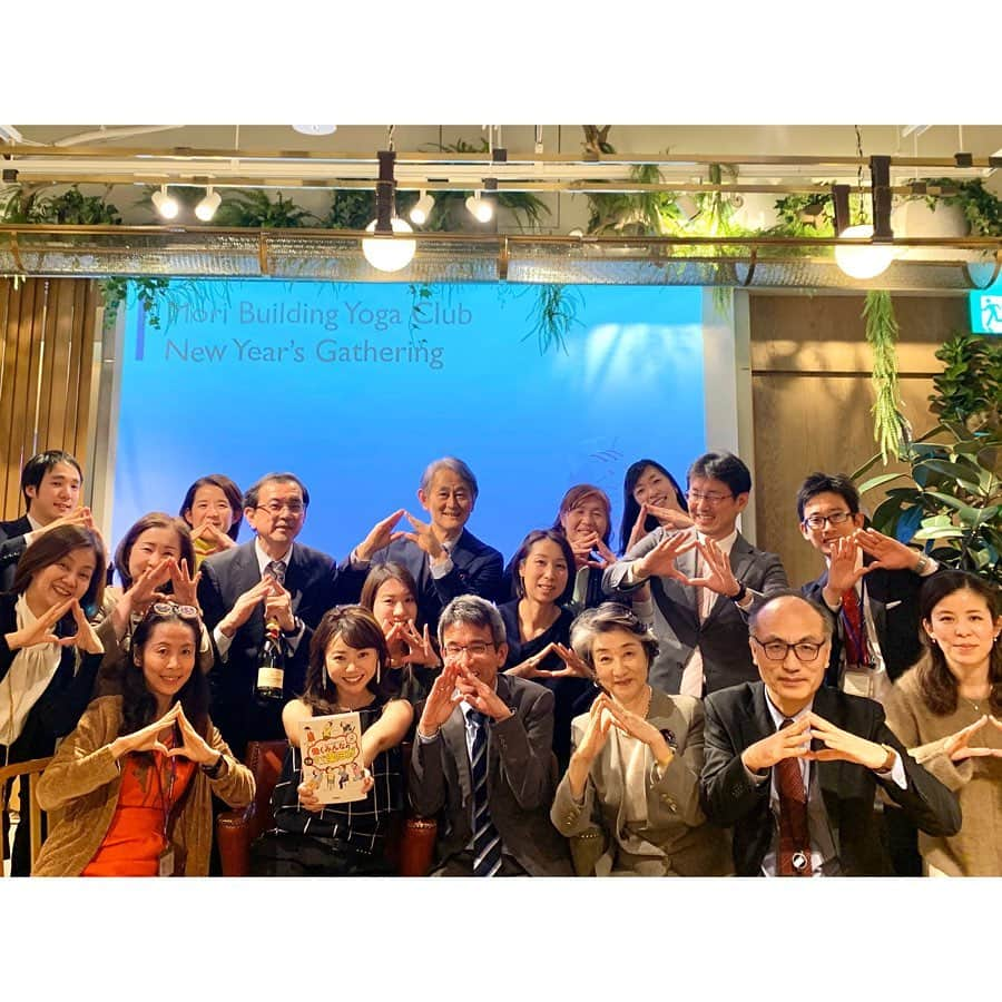 京乃ともみさんのインスタグラム写真 - (京乃ともみInstagram)「Mori Building Co., Ltd and I, We are together for 4yrs! 🧘‍♂️🧘‍♀️🏢So incredibly honored to be part of this amazing company.And thanks to all of you ,I was able to grow up !These heartful message cards from members are really lots to me❤️🙏. . 森ビル株式会社さんでヨガの講師を務めさせて頂くようになって、あっという間の4年が経ちます。🧘‍♂️🧘‍♀️🏢 頂く寄せ書きのメッセージカードは、毎年我が家の家宝に…💌😭. こんなにもメンバーに恵まれ、時間が経てば経つほどみなさんの健康が心から愛おしく、笑顔がこの仕事のやり甲斐であり、パワーになってます😆✨. . 新年会では一緒にご協力でご出演頂いた、TBS #あさチャン の映像をスクリーンで流したり、出席率の一番良かった社員の方の表彰式も行われました🏆🎊. (🍕☕️場所はいつもお世話になっている大好きなpark6さん❤️👉@bondolfi_boncaffe ). . いつもありがとうございます！💐これからも心をこめて健康のお手伝いさせて頂きますね〜💪🌼. . . #森ビルヨガ部 #働くみんなの1分すぐ楽ヨガ  #企業ヨガ #オフィスヨガ」2月2日 19時25分 - tomomi_kyono