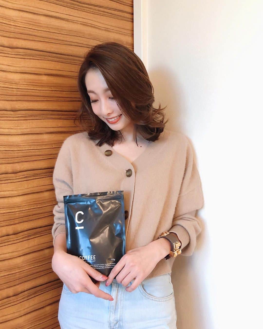 のインスタグラム：「健康のためにしてること☺︎ パーソナルトレーニング、外食以外はタンパク質中心の食生活、体が重いなと感じたらクレンズでデトックス♡ 最近は、皆のインスタを見て気になっていた 話題のチャコールクレンズも試してみました☕️ 香り豊かなコーヒーに、クレンズ効果のある炭を加えた C COFFEE。 ミルクや豆乳で溶かしても美味しいです🥛 消化吸収が良いとされるMCTオイルや乳酸菌も入っていて腸活にも🙆‍♀️ 毎日コーヒーが習慣の人にもオススメ❤️ * #C_COFFEE #healthy #instagood #coordinate #ootd #outfit #fashion #instafashion #meg_ootd #코디네이트 #패션 #카메라 #コーディネート #コーデ #ファッション #チャコールクレンズ #チャコールコーヒー #チャコールコーヒーダイエット #Cコーヒー #コーヒー #美容 #デトックス」