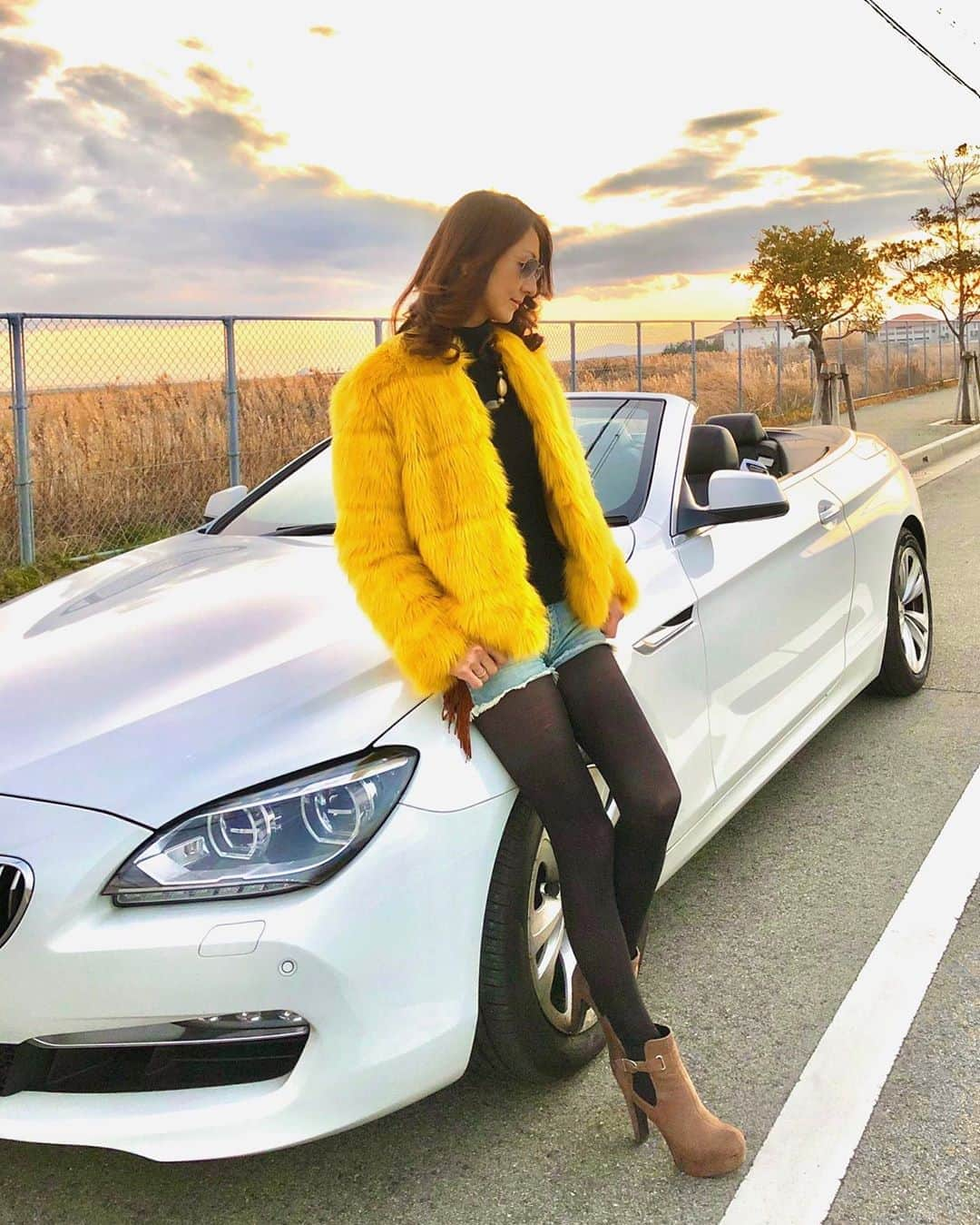 彩耶さんのインスタグラム写真 - (彩耶Instagram)「#愛車と私 💓 ・ ・ 大好きなカブリオレくんとドライブ〜🚗 ・ そう言えば最近バタバタし過ぎて、この子と一緒にお写真撮れてないなぁ💦 ・ そして、夕焼けが綺麗すぎた日のお写真でした🌇🧡 ・ ・ ・ ・ まだ初めてお逢いして間もないんですが、いろいろとご縁があり仲良くなれた 国民的美魔女準グランプリの歩ちゃん @ayumi_kawabata_0822 ✨ ・ 可愛すぎて思わず見惚れた〜😍😍 ・ そして歩ちゃんからの #横顔バトン です。バトンとかめちゃ久しぶり〜🙈 インスタ始めた頃にしたことあるけど、久しぶりすぎて💦 ピンクバトンとかいろいろあったよね😉懐かしい〜 ・ 横顔っていうより、横からの全身だけど、許してね😌🙏✨ ・ ・ そして、バトンは置かせていただきます😉✨ ・ お返事がゆっくりになっていてごめんなさい💦少しずつしていきますね😊💕 ・ ・ ・ #bmw#cabriolet#conbertible#カブリオレ#コンバーチブル#6シリーズ#640i#オープンカー#夕日#夕焼け#ドライブ#車#神戸空港#日曜日 #モデル#model#ウォーキング講師#神戸#kobe#インスタグラム#インスタ#instagram#インフルエンサー#フォローミー」2月2日 19時26分 - 3aya11