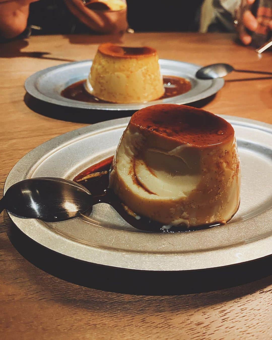 金セアルさんのインスタグラム写真 - (金セアルInstagram)「🍮 ＿＿＿＿＿＿＿＿＿＿ ・ ・ かためプリンが好きな私の とても好きなプリン🍮 ・ ・ ・ ※ 「ここのプリン🍮 平飼い卵で作られていたらいいな。💭💭」 と言っていたら、 ビタミンは一般的な卵の30倍。 平飼いで大切に育てられた”神山鶏”の 卵を使って作られておりました꒰ *‾ʖ̫‾ ꒱ ・ ・ ・ ・ #夜お茶 #KAMIYAMAlobby #サスティナセアル」2月2日 19時28分 - sealbank