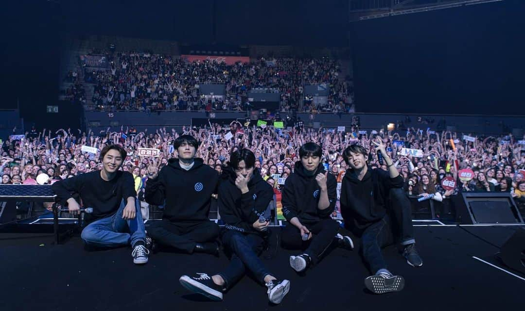 DAY6さんのインスタグラム写真 - (DAY6Instagram)「Thank you so much for a wonderful evening. We are honored to have such beautiful people for the last day of our tour! The end of gravity tour means the beginning of our next steps and we got much more prepared for you guys! So until the next time we meet, stay happy everyone👍」2月2日 19時28分 - day6kilogram