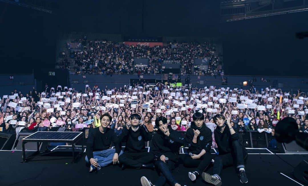 DAY6さんのインスタグラム写真 - (DAY6Instagram)「Thank you so much for a wonderful evening. We are honored to have such beautiful people for the last day of our tour! The end of gravity tour means the beginning of our next steps and we got much more prepared for you guys! So until the next time we meet, stay happy everyone👍」2月2日 19時28分 - day6kilogram