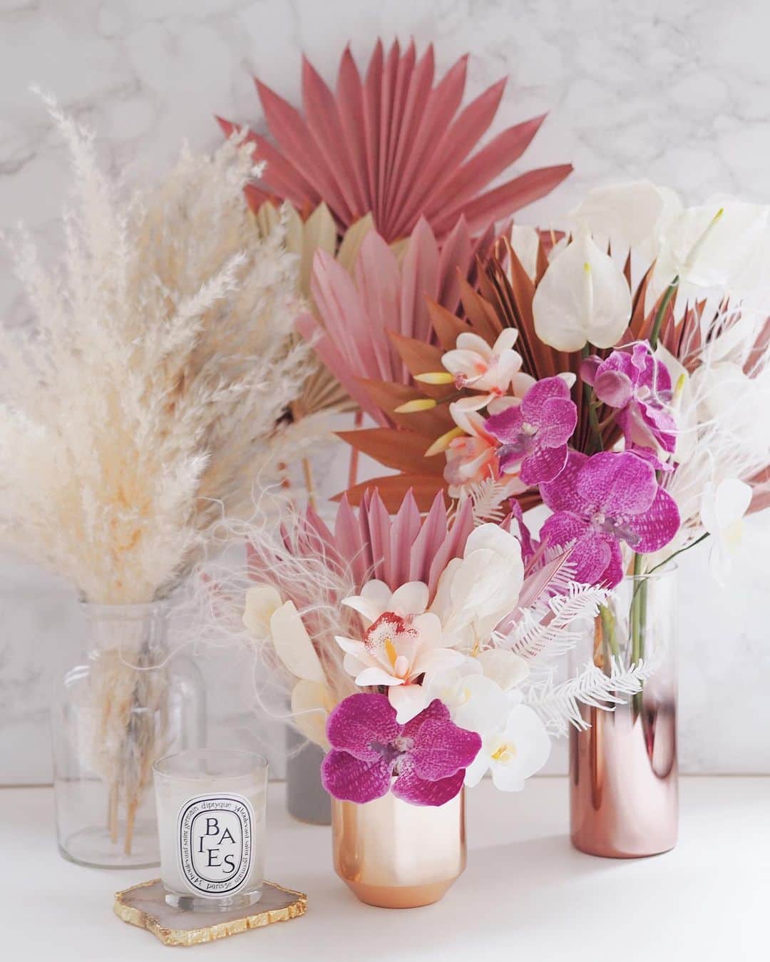 久林紘子さんのインスタグラム写真 - (久林紘子Instagram)「Flower vibes🌺🦩﻿ ﻿ ﻿ ﻿ 撮影に使った子たちや家のいろいろ💓﻿今は玄関に飾っています。 パームリーフやドライにアーティフィシャルフラワーをMIXしてアレンジ。 生け花のようにお花をアレンジする時間は本当に楽しくて大好きな貴重な時間⌛️🙏❤️ ﻿#palmleaf #palmleaves #terracotta #dryflower #artificialflowers #flowervibes  #interiordecor #flowerdesign #TokyoFlamingo﻿ #stone #interiordesign #stoneboard #interior #diptyque #diptyquecandle #diptyqueparis #myhmhome #diptyquebaies #candle #キャンドル #ディプティック  #空間スタイリング #空間装飾 #空間スタイリング #空間コーディネート #空間デザイン #パーティースタイリング #パーティースタイリスト #パームリーフ」2月2日 19時35分 - rohicocco