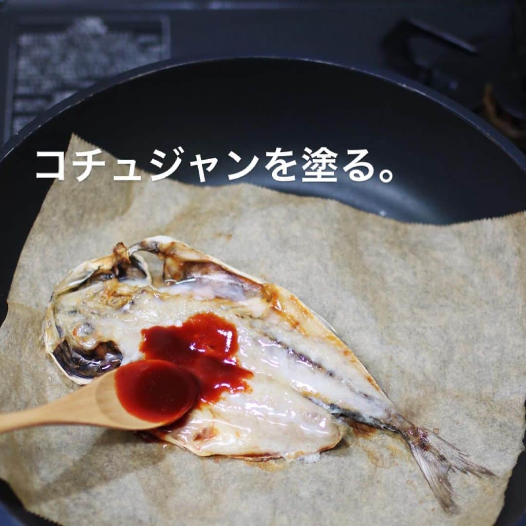 utoshさんのインスタグラム写真 - (utoshInstagram)「【レシピ付き】Japanese meal. ワンプレートな #毎日の一汁二菜 今日は、個人的に美味しい組み合わせだとピコンときた「アジの開きのコチュジャン焼き」。 柿スラチーもそうですが、僕はこういうレシピを考えるのが好きだな〜。 . これはぜひ作ってほしい！アジの開きのバリエーション。ご飯も進むタレですよ！ . . 主菜・アジの開きのコチュジャン焼き 副菜・キャロットラペ・大学芋 汁物・トマトと小松菜の生姜スープ 飯物・白米 . . 一汁二菜を食卓に！そして副菜から食べてベジファースト #先ベジ作り置き を取り入れて！ . 使ってるお皿はSOROI @soroi_jp のUSURAI。パスタやワンプレートなど、主菜の乗せるのにぴったりな大きさのお皿です。 @chips_inc にて発売してます。 . . レシピはこちら！ . . ＿＿＿＿＿ . アジの開きのコチュジャン焼き（2人分） . 【材料】 アジの開き 2枚 . A コチュジャン　大さじ1 しょう油　小さじ1 みりん　　小さじ1 . . 【作り方】 （1）Aの調味料を合わせておく。アジの開きを魚焼きグリルやフライパンで焼く。 . （2）火がほぼほぼ通るくらいに焼いたら最後にAを塗り、香ばしく焦げ目が付くくらい少し焼いたら完成。 . ＿＿＿＿＿ . . ぜひ作ってみてくださいね。 No local No food おいしく楽しく！ . . #アジの開き #コチュジャン #一汁二菜ワンプレート #ワンプレート #献立 #今日の一汁二菜 #とりあえず野菜食 #一汁野菜食 #一汁二菜 . #ellegourmet#lunch#brunch#breakfast#foodporn#instagramjapan#vsco#IGersJP#onthetable#ランチ#おうちカフェ#うちごはん#暮らし#フーディーテーブル #cooking #おうちごはん#朝ごはん#japanesebreakfast」2月2日 19時35分 - utosh