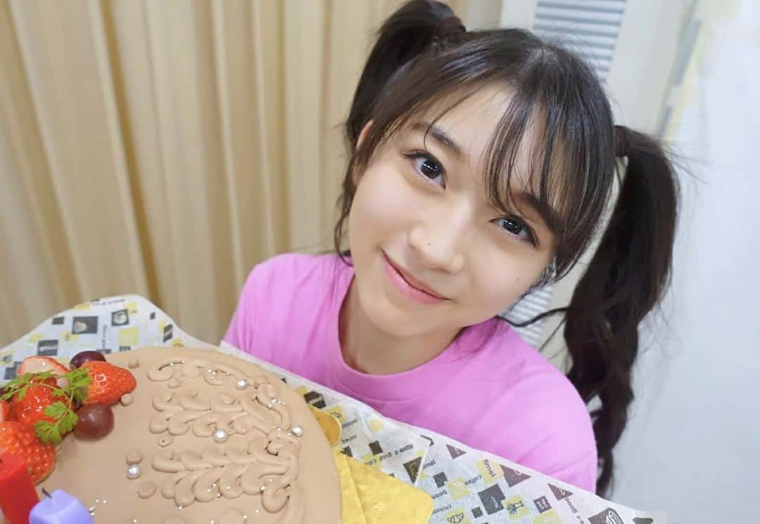 石田亜佑美さんのインスタグラム写真 - (石田亜佑美Instagram)「牧野真莉愛ちゃん . . 19歳の誕生日おめでとう✨ . 写真を撮ってもらうまりあ .....屈んでくれてありがとう！笑 . モーニング１のスタイルの良さ いーっつもかわいいまりあちゃん 常に内側に持っている 熱いところも、好きだよ✨ . まりあの言葉を借りますが、嬉しいこと、楽しいこといーーーっぱいな１年にしてください！！！ . . #牧野真莉愛 ちゃん #まりあ #まりあんloveりん  #誕生日 #おめでとう #ツインテールの日 #morningmusume20 #モーニング娘20 #石田亜佑美」2月2日 19時43分 - ayumi_ishida.official