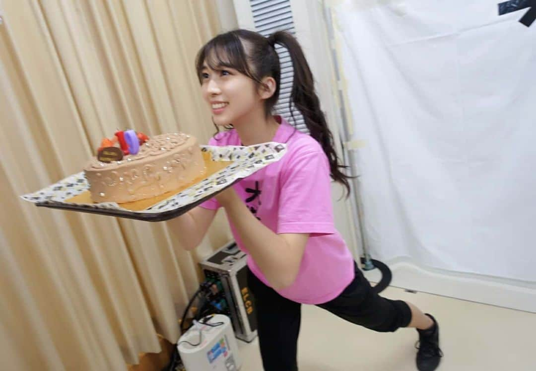 石田亜佑美さんのインスタグラム写真 - (石田亜佑美Instagram)「牧野真莉愛ちゃん . . 19歳の誕生日おめでとう✨ . 写真を撮ってもらうまりあ .....屈んでくれてありがとう！笑 . モーニング１のスタイルの良さ いーっつもかわいいまりあちゃん 常に内側に持っている 熱いところも、好きだよ✨ . まりあの言葉を借りますが、嬉しいこと、楽しいこといーーーっぱいな１年にしてください！！！ . . #牧野真莉愛 ちゃん #まりあ #まりあんloveりん  #誕生日 #おめでとう #ツインテールの日 #morningmusume20 #モーニング娘20 #石田亜佑美」2月2日 19時43分 - ayumi_ishida.official