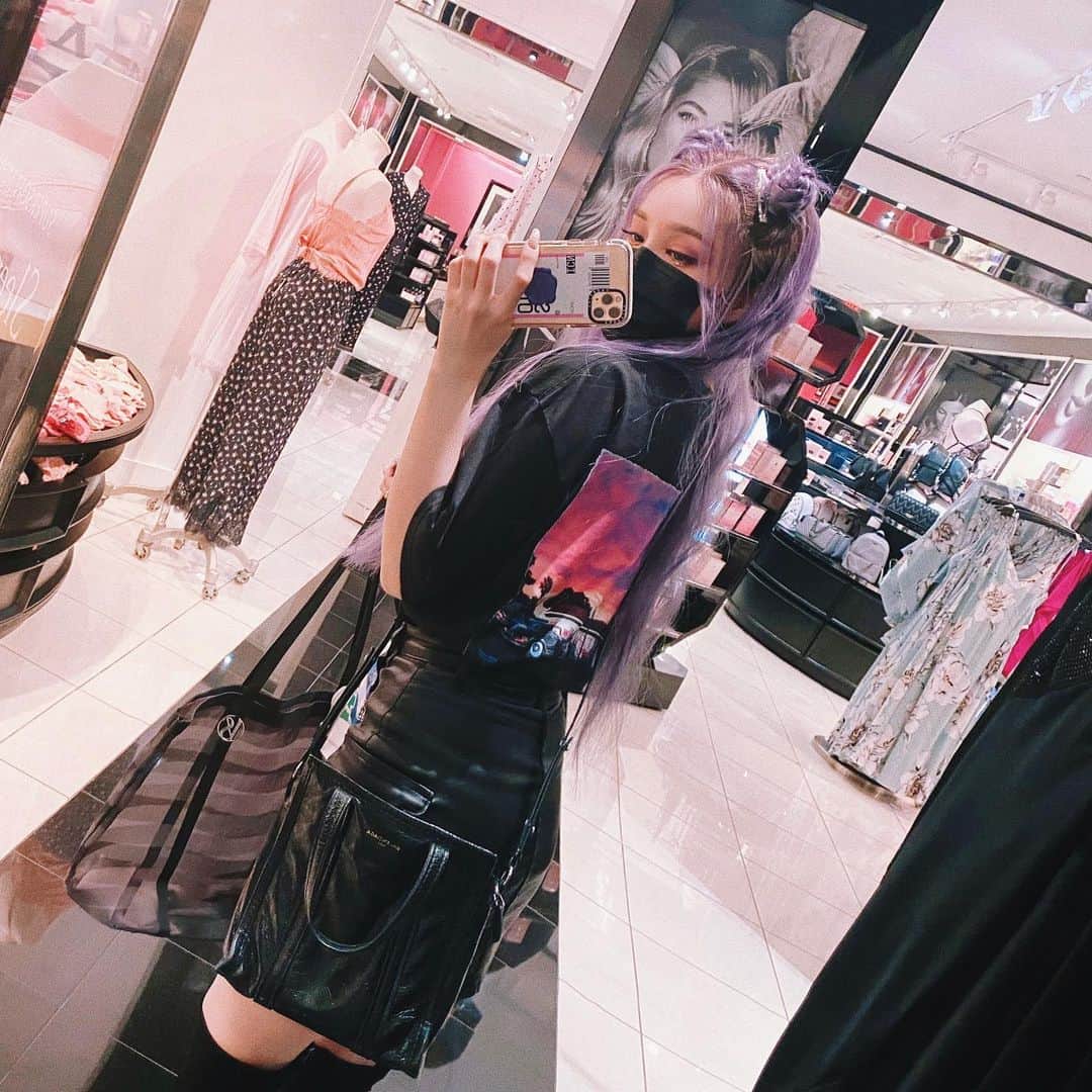 ポニーのインスタグラム：「티셔츠 예쁘게 잘 입었어요💜」
