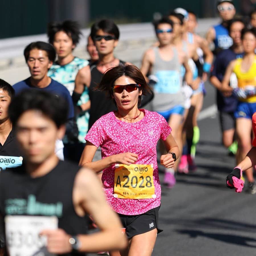 西谷綾子のインスタグラム：「✴︎ 神奈川マラソン🏃‍♀️💨🐾 目標は4:00〜4:05/km どこまでいけるか自分に挑戦🔥‼️ 経験したことがない設定タイム⏰ これまでの私なら無理だと決めつける&むしろこのタイムで走ることすら考えていなかった。。 ・ @m1k1m1k1mm  12月からみきてぃにアドバイスをもらうなか どんどん走りが良くなり、 今日のレースとてもワクワクしてた💞😍❣️ ・ 前半、積極的に走るなか、 レースで初めて脇腹が痛くなり😨😱 早く治れーー‼️と心の中で叫びながら、 痛みがブレーキとなりペースが落ちる。 くぅーー😭😭 そんな状況に気持ちで負ける自分‥なんて弱いんだ💨💨 ・ まだまだ筋力が足りないっ😤 あと1ヶ月、筋トレマジ、頑張るっ👊🔥 ・ みきてぃーー‼️ まさかの沿道に😳😳✨📣 びっくりー😭😭🌟 私が遠く見えなくなるまで叫んでくれた。 泣けた、、だからこそ、今日の自分が悔しい。。 ・ ・ まだまだ嬉しいことあり❣️ 続きます🌟🌟 ・ #神奈川マラソン」