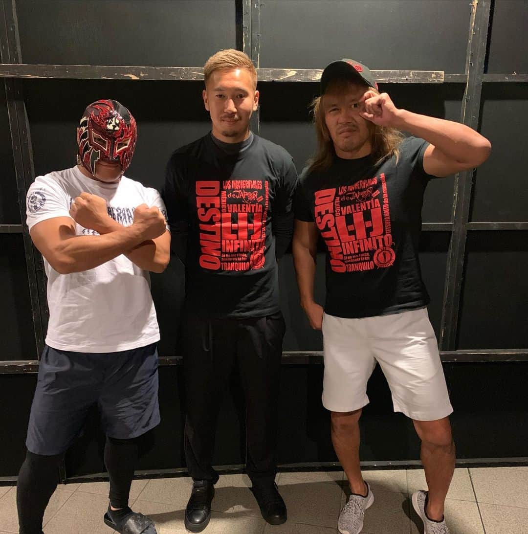 福森晃斗のインスタグラム：「束の間のオフは北海きたえーるでの新日本プロレスを観に行きました！ 一つの夢であった内藤哲也選手とお会いすることができ、写真も撮っていただきました！ BUSHI選手、コンサドーレカラーの赤黒マスクで試合出場してくれました！かっこよすぎです^_^ これで明日からの沖縄、熊本キャンプがんばれます！ #新日本プロレス  #ロスインゴベルナブレスデハポン  #内藤哲也 #BUSHI」