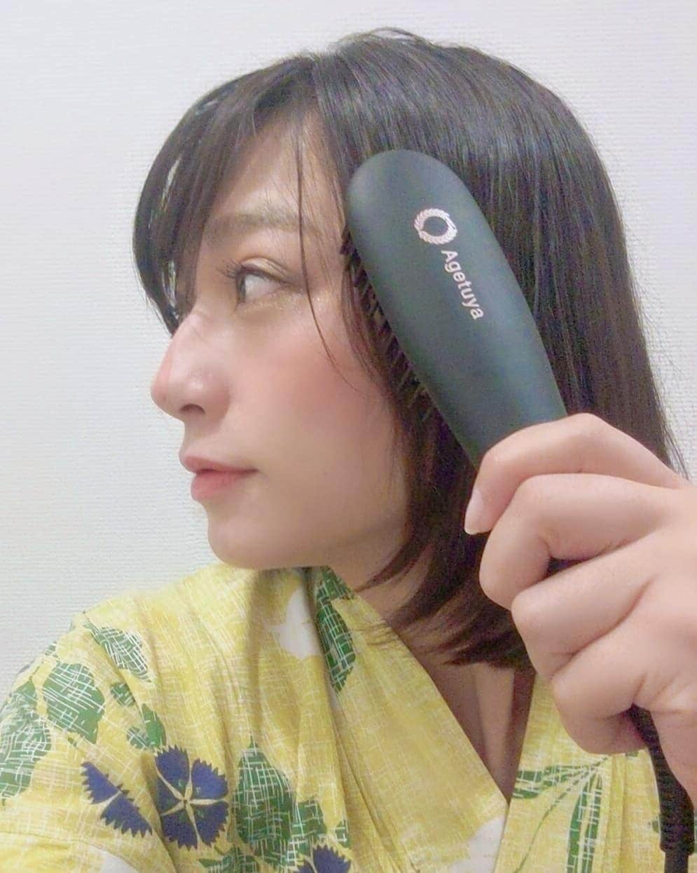 のインスタグラム：「髪を久しぶりに伸ばそうかなと思いたちまして☺  しかし、 今ちょうどぴょんぴょんハネて挫折しそうな長さです。  コンパクトなブラシタイプのアイロンを使ってみました✨  とかすだけで癖がだいぶ収まる👏  この子を相棒にとりあえず鎖骨くらいまでを目標にしてみます！  小さいので旅にも持っていきやすくてありがたい！  飽きたらまた切ります。（笑） 大多数の人に短い方が似合うと言われるので、それも挫折しそうな理由の一つ。 あと、どうしても潮風で傷むのよね。 それも課題。  #アゲツヤ#agetuya#アゲツヤミニブラシ#ヘアアイロン#コテ#ヒートブラシ#ブラシアイロン#pr#コラボベース #浴衣#温泉旅行#温泉#温泉ソムリエ」