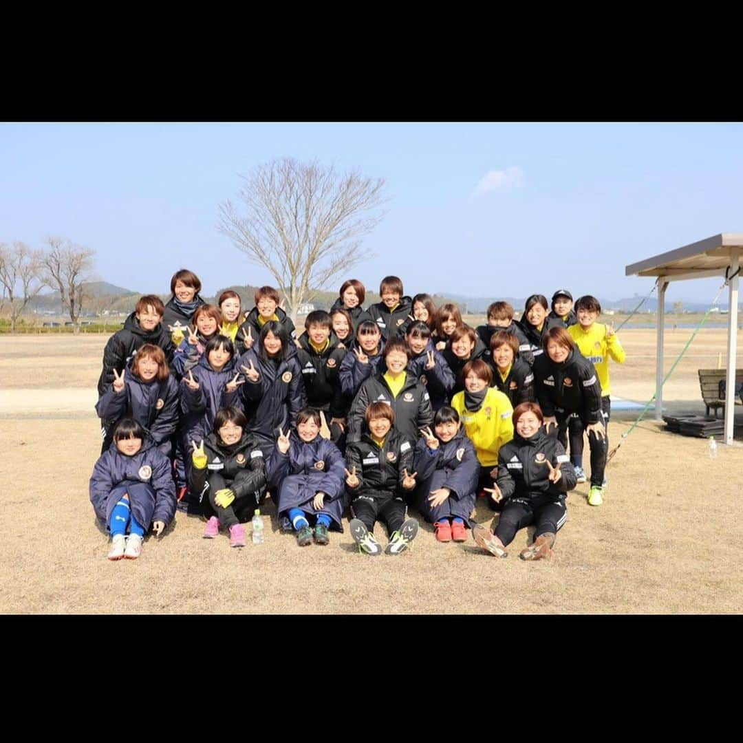 松本真未子さんのインスタグラム写真 - (松本真未子Instagram)「. . . 今日は鹿児島の子供達とサッカー教室⚽️🏃‍♀️💨 . 無邪気にボールを追いかける子供たちがとっても可愛かった☺️❤︎ . この合宿でサポートしてくれているレイナ川内レディースサッカークラブのみんなには本当に感謝です(^^)✨ . 合宿も残り4日！！！ みんなで頑張るぞ💪🔥 . #薩摩川内市 #サッカー教室 #レイナ川内レディースサッカークラブ  #マイナビベガルタ仙台レディース」2月2日 19時59分 - maaaaaamiko_m