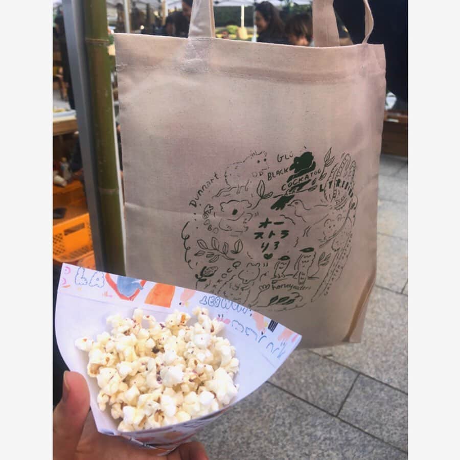 馬渕史香のインスタグラム：「青山ファーマーズマーケットに行って、オーストラリアへの募金活動に参加してきたよ🇦🇺 . なんかしたいんだけど、英語苦手やでサイトでの募金が出来んかった私たち夫婦でしたが、トートバックの売上は消防士さんに、炊き出し（今日はスープとふろふき大根）でのドネーションは赤十字社を通して寄付してもらえるそうで🙇‍♀️ . 大根はすっごい大きくて、甘みがたっぷり🍢 オーストラリアの塩を使ったポップコーンもおいしかった🍿 . ありがとうございます☺️ . #あしざわ家 #オーストラリア  #Australia #donation  #募金 #寄付」