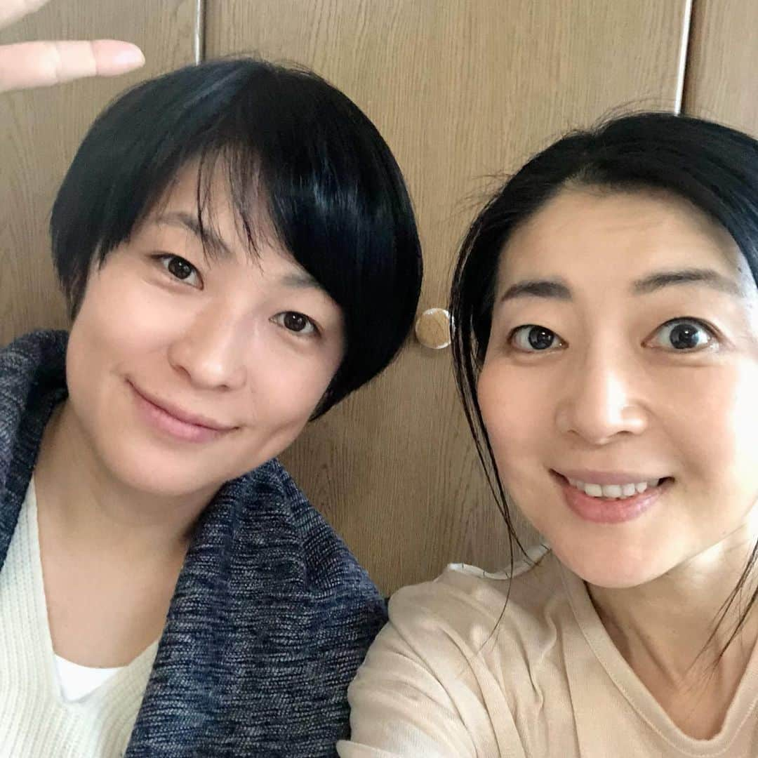 江藤あやさんのインスタグラム写真 - (江藤あやInstagram)「ただ今撮影中。 あれ？ここは？来たことある、、、と思ったら、 以前CM撮影で使わせていただいたお宅でした😆 またまたお世話になりました。 ご縁を感じます。ありがとうございます🙇‍♀️ 生見さんと再会出来ました😊  #撮影 #生見司織 さん #楽しい現場」2月2日 19時51分 - ayayakko19