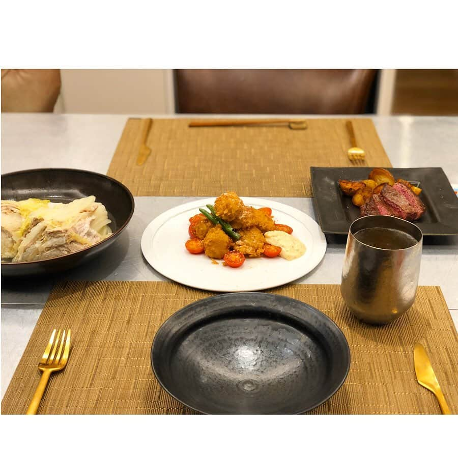 神崎恵さんのインスタグラム写真 - (神崎恵Instagram)「夜ご飯。 脈絡のない献立😂 食べたいものをずらりと。 そんな気分の日があります。 我が家はほとんど外食をしないので、たまにはテーブルの上をいろいろ楽しく。 帆立のフライ。 お肉。 ハマグリ。 白菜と豚肉。 おちびとお父さんのごはん終了。 お兄ちゃんの帰りを待ちながら📲 #おうちごはん 帆立フライにタルタルって、罪な美味さ。 毎晩、大人。お兄ちゃん。おちび。と少しずつ変えた献立。 今夜は変えずにずらりと。 わたしが食べるのは、白菜と豚肉。 運動と食事調整をしないと、あっという間に体型や体調、肌が変わるようになりました。 恐るべし40代。 アラフィフの体。なかなか難しくなってきた。」2月2日 19時59分 - megumi_kanzaki